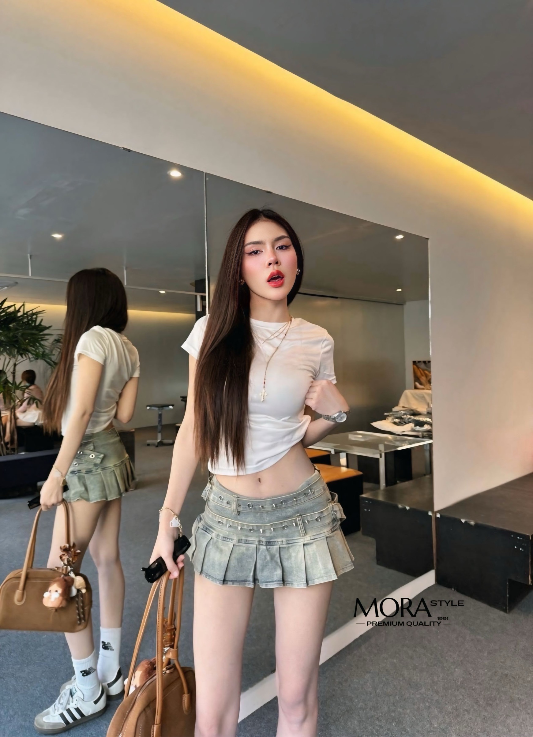 เซ็ต 2 ชิ้น กระโปรงยีนส์เอวต่ำ สียีนส์อ่อน แต่งจีบรอบตัว แต่งด้วยสายเข็มด้านหน้าน้องน่ารักมาก มาพร้อมกับเสื้อครอปแขนตัดผ้ายืดหยุ่นใส่สบาย ใส่แมทเที่ยวชิวๆได้เลยค่าา