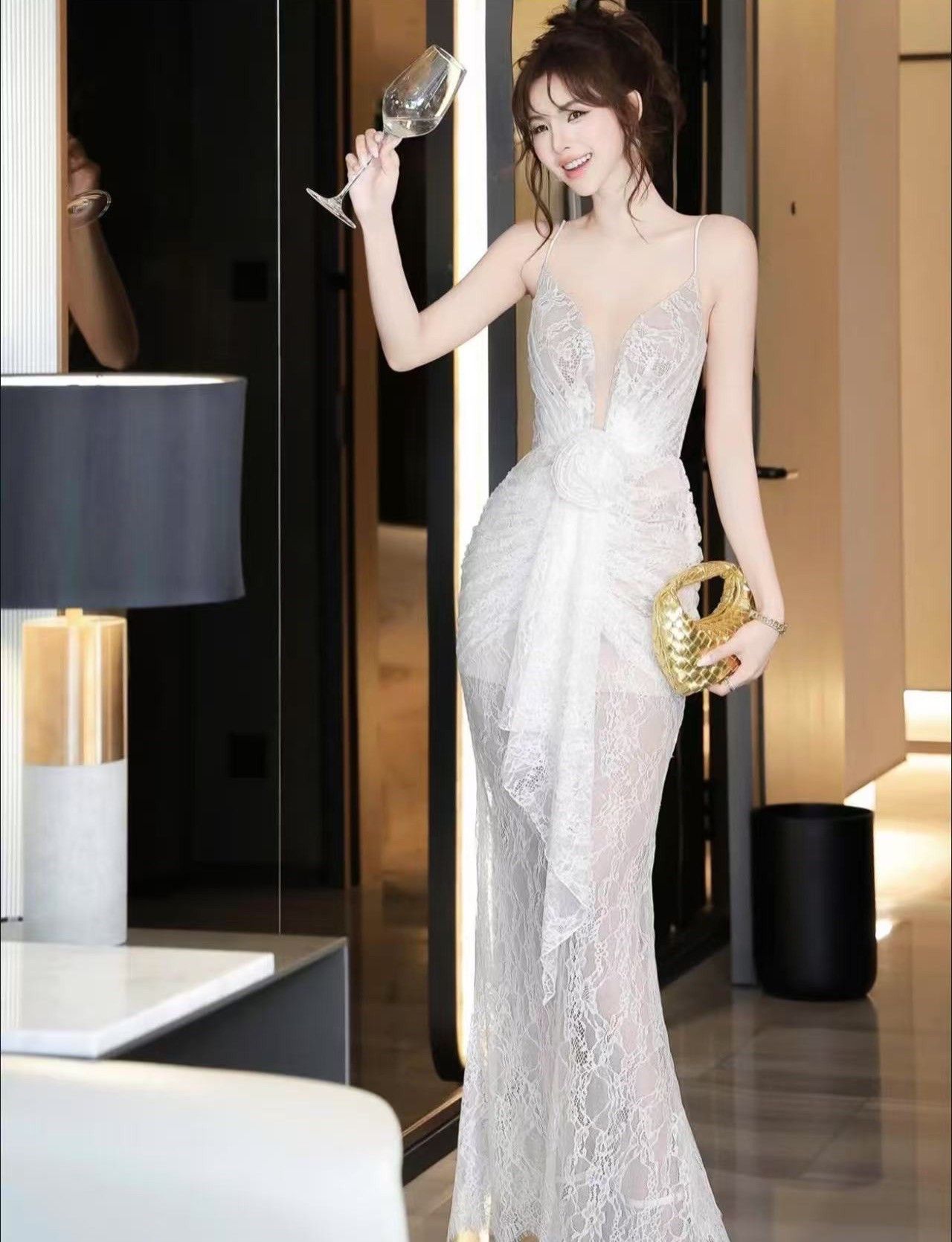 เดรสยาวลูกไม้ ทรงสวยมาก ดีเทลชุดแต่งดอกไม้ ดอกไม้สามารถถอดออกได้ มีความหรูหรา ดูแพง ใส่ดินเนอร์ ออกงาน ออร่าพุ่ง สวยเด่นกว่าใคร ใส่ดูสูงเพียว มีซับในหน้าอกมีฟองน้ำ สายสามารถไปปรับได้ มีซิบด้านหลัง ช้าไม่ได้แล้วคร้า ของสวยๆหมดไวจัดด่วนๆ🔱