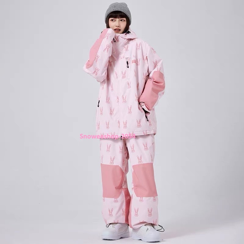 พร้อมลุยทุกลานหิมะ ชุดสโนว์บอร์ด / ชุดสกี กันหนาวระดับมืออาชีพ กันหนาวติดลบ ใส่แล้วอุ่นสบาย กันน้ำ กันลม กันหิมะสุดพลัง ทรง Oversize ใส่หลวมๆ เท่ได้ทั้งชาย & หญิง จะสกี จะสโนว์บอร์ด หรือแค่โพสท่าถ่ายรูป ก็คูลสุดๆ