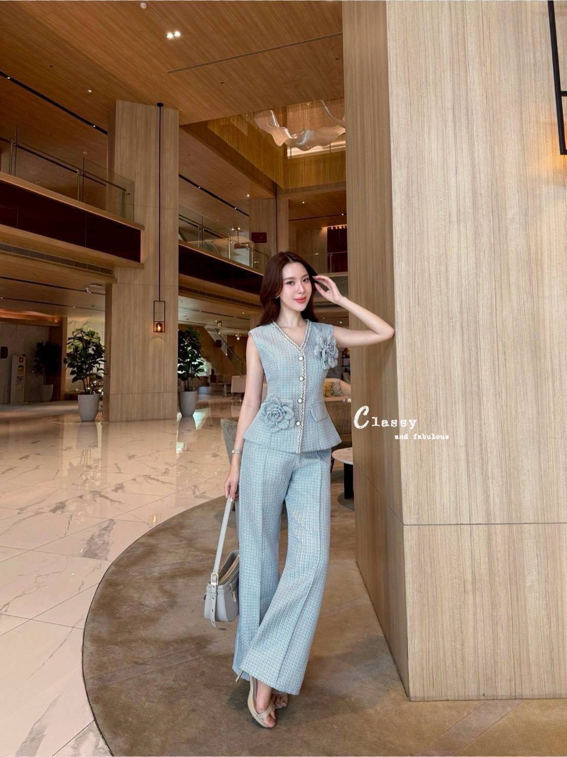 Set เสื้อแขนกุดคอวีผ้าทวิตเกรดดีทั้งตัว มีตกแต่งขอบด้วยเส้นลูกไม้สวยๆ ที่เสื้อ +ดอกไม้เข็มกลัด 2 ดอก+ กางเกงขายาวตีเกล็ดด้านหน้า ใส่แล้วดู chic สวยเก๋มากๆ ค่ะ