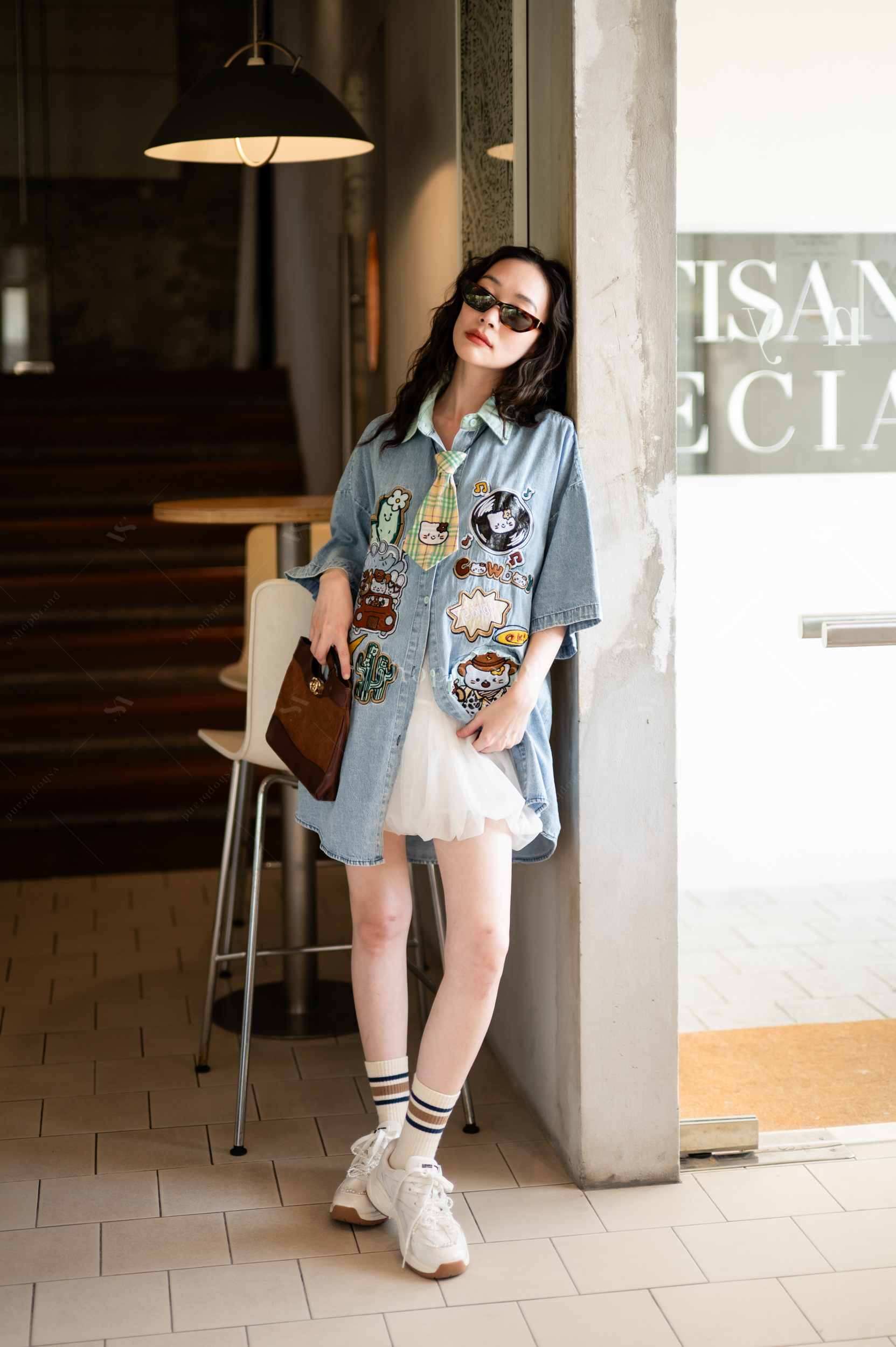 เสื้อยีนส์แขนสั้นปกทูโทนปักการ์ตูนหน้า+เน็ทไท #vshopbrand #vshop #เสื้อยีนส์ #ลูกไม้ฉลุ #เสื้อ#เสื้อแขนยาว #croptop #streetwear #streetstyle #hoodiejacket #เสื้อเบสบอล #เแจ็คเก็ต #jacket #ยีนส์ #denim