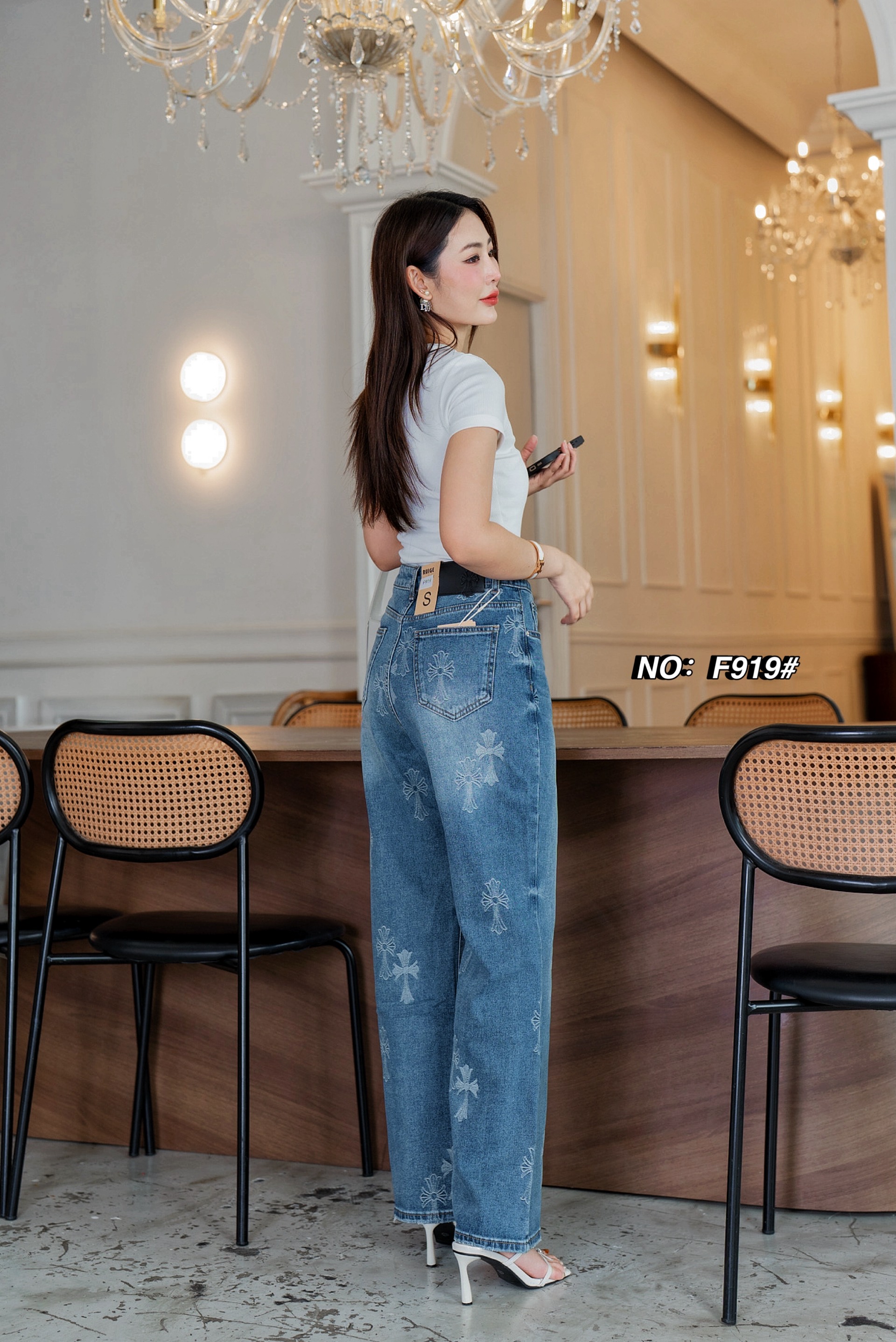 No: RGF919# -กางเกงยีนส์ขากระบอก ทรงสวยมากกกก เอวสูง (ผ้ายืด แต่ยืดน้อยค่ะ)บอกเลยรุ่นนี้เนื้อผ้ายีนส์ยืดอย่างดี ผ้านิ่มมากกกค่ะ ฟอกสีสวย งานปักโลโก้ChromeHearts✝️สวยหรู ใส่สบายมว๊ากก ได้ไปต้องกรี๊ดดดแน่นอน แนะนำว่ารุ่นนี้เป็นอีกหนึ่งรุ่นที่ไม่ควรพล