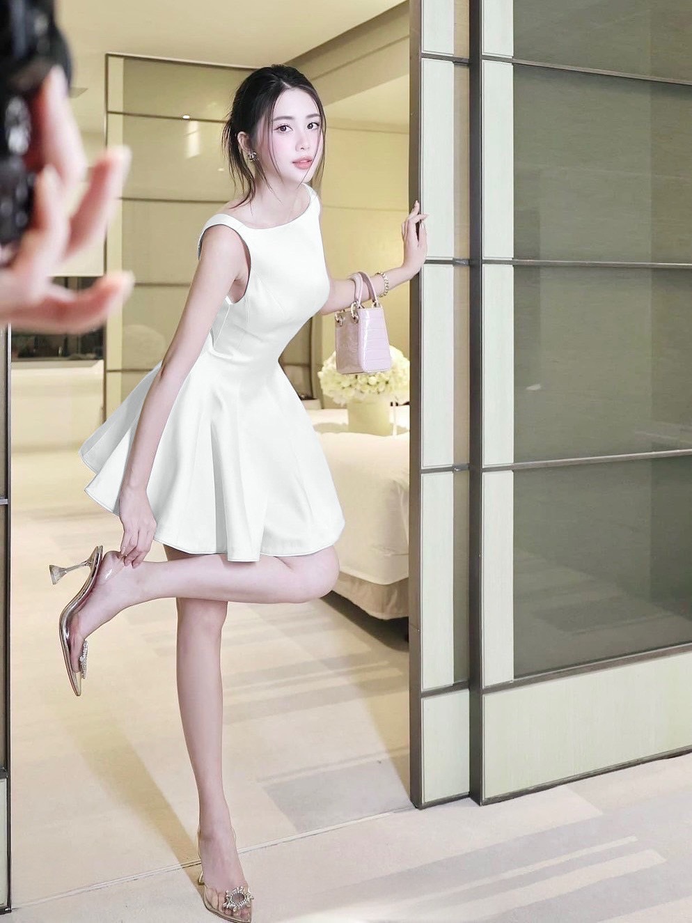 เดรสสั้นสีขาวเรียบหรู ลุคคุณหนูสวยคลีน 🕊️ ดีไซน์คอกว้าง แขนกุด เผยไหล่สวยอย่างมีคลาส พร้อมดีเทลเว้าหลังเบาๆ เพิ่มความเซ็กซี่แบบแพงๆ