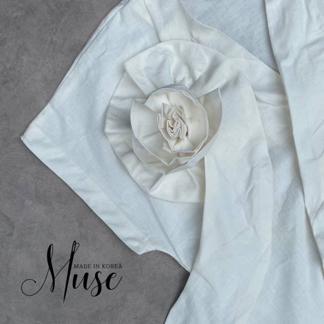 : เดรสตัวยาวสีขาวคอวี ช่วงอกแต่งดอกไม้สีขาวเพิ่มความโดดเด่น ตัวชุดเป็นทรงปล่อยๆ สาวๆที่มองหาชุดเรียบๆแต่ไม่ทิ้งความโดดเด่นต้องรุ่นนี้เลยค่า