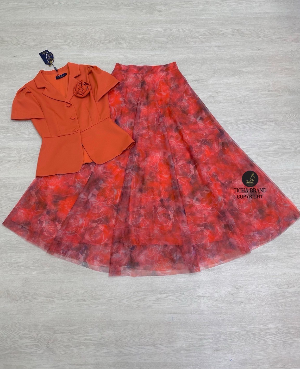 Set 3 ชิ้น เสื้อเบเซอร์แขนสั้น ดีเทลคอปกกระดุมหน้า ปลายชายเสื้อแต่งบานออกเล็กน้อย มาพร้อมเข้มกลัดดอกไม้ติดช่วงอก แมทซ์กับกระโปรงยาว ดีไซน์แต่งผ้ามุ้งตาข่าย พิมพ์ลายดอกกุหลาบด้านนอกสองชั้น มีชับในอิกหนึ่งชั้นอย่างดี ซิปหลังช่อน