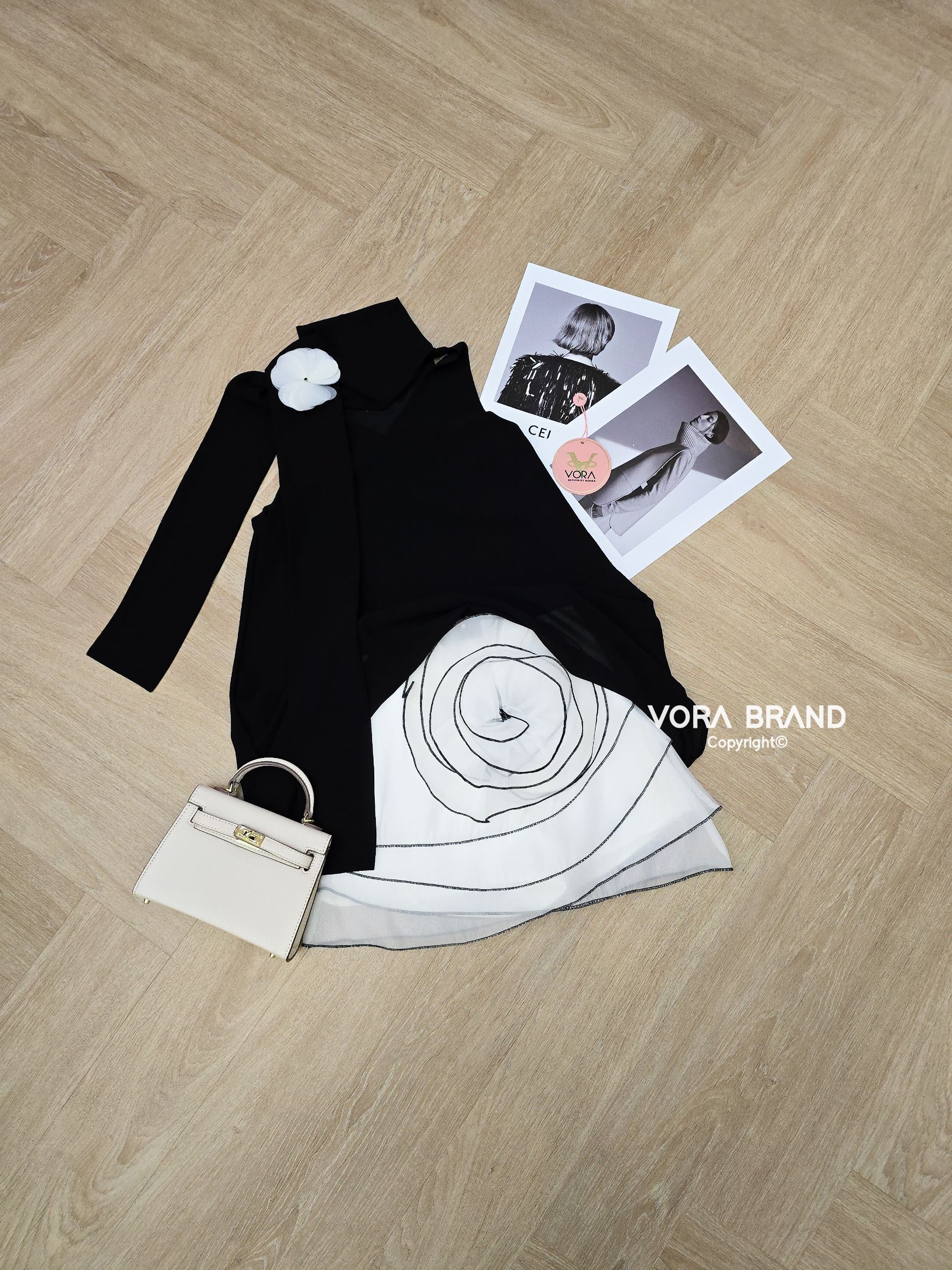Set เสื้อแขนกุดคอวี ตัวยาว แต่งสายพาดคอ แต่งเข็มกลัดดอกไม้ เนื้อผ้าชีฟองมีซับใน ใส่สบายค่ะ มาพร้อมกระโปรงสั้นแต่งระบายชั้น แต่งดอกไม้ 3D ดอกใหญ่ด้านข้าง มีกางเกงขาสั้นด้านใน ผ้าหนา ไม่ต้องกลัวโป๊เลยค่า สามารถแยกใส่กับชุดอื่นได้อีกเยอะเลยค่ะ... ใส่ออกมาแล้