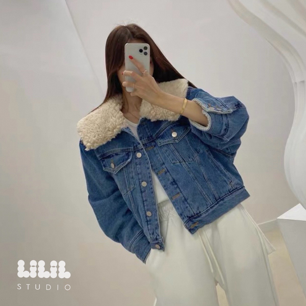 Denim Jacket🐨 แจ็คเก็ตผ้ายีนส์ปกใหญ่ ด้านในขนนุ่ม ดูมีสไตล์ ขนาดพอดีตัว อุ่นๆ กระเป๋าข้าง รุ่นนี้ขอบอกทริปไปเที่ยวได้ใส่แน่