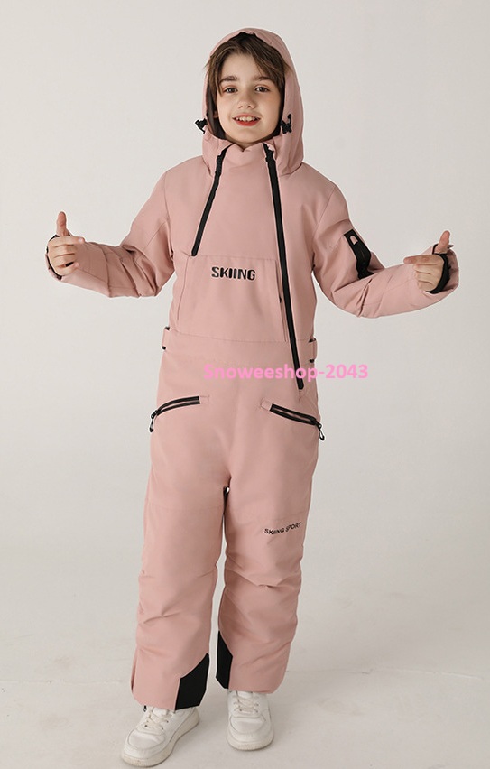 หนาวแค่ไหน…ลูกก็สนุกได้เต็มที่ พาลูกไปลุยหิมะ เที่ยวเมืองหนาว หรือเล่นสกี มั่นใจได้ว่าอุ่นสุดๆ + ปลอดภัยจากลมแรงและหิมะ ชุดสกีเด็กบอดี้สูทแบบชิ้นเดียว หนา อบอุ่น กันน้ำ กันลม กันหิมะ ทนต่อการสึกหรอ ลูกวิ่งเล่นหรือหกล้มก็หายห่วง มีฮู้ดคลุมหัว ป้องกันลมหนาว