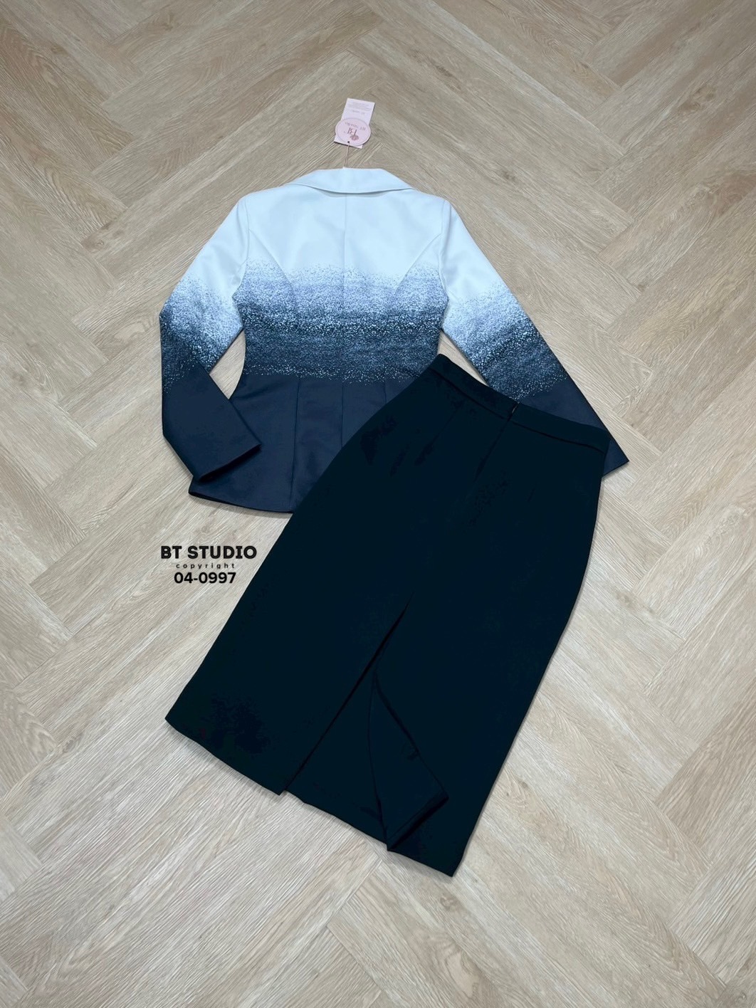 เซท 2 ชิ้น เสื้อเบเซอร์แขนยาวคอปกแต่งกระดุม 4 เม็ด ดีไซส์แต่งไล่สีแมทซ์กับกระโปรงคลุมเข่าผ่าปลายชายด้านหลัง งานสวยเนื้อผ้าดี ชุดนี้ hiend ม๊ากคร้าาา