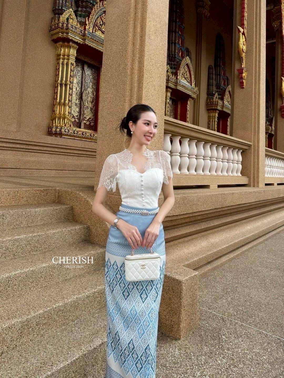 เซ็ทชุดไทย 3 ชิ้น ตัวเสื้อลูกไม้ซีทรูด้านบน พร้อมซับใน เกาะอกด้านในตกแต่งกระดุมพร้อมผ้าถุงสำเร็จพิมพ์ลายไทยสุดเก๋เนื้อผ้าอย่างดี มาพร้อมเข็มขัดมุกสุดหรู จะใส่เข้าพิธีสำคัญ งานบุญ งานมงคลสมรส