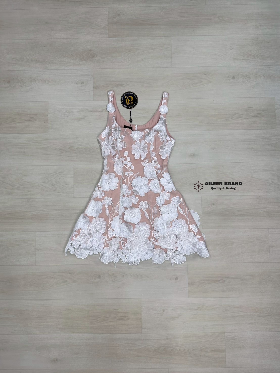 มินิเดรสลูกไม้ 3D สุดหรู ซับด้านในสีนู๊ด ใส่แล้วดูสว่างและขับผิว อกเอวเข้ารูป อกเสริมฟองน้ำ (ซิปหลัง) ช่วงกระโปรงบานออกเล็กน้อย ( ด้านในมีซับมาอย่างดี) ใส่ออกเดต ดินเนอร์ งานสวยเนื้อผ้าดีคัตติ๊งเป๊ะ