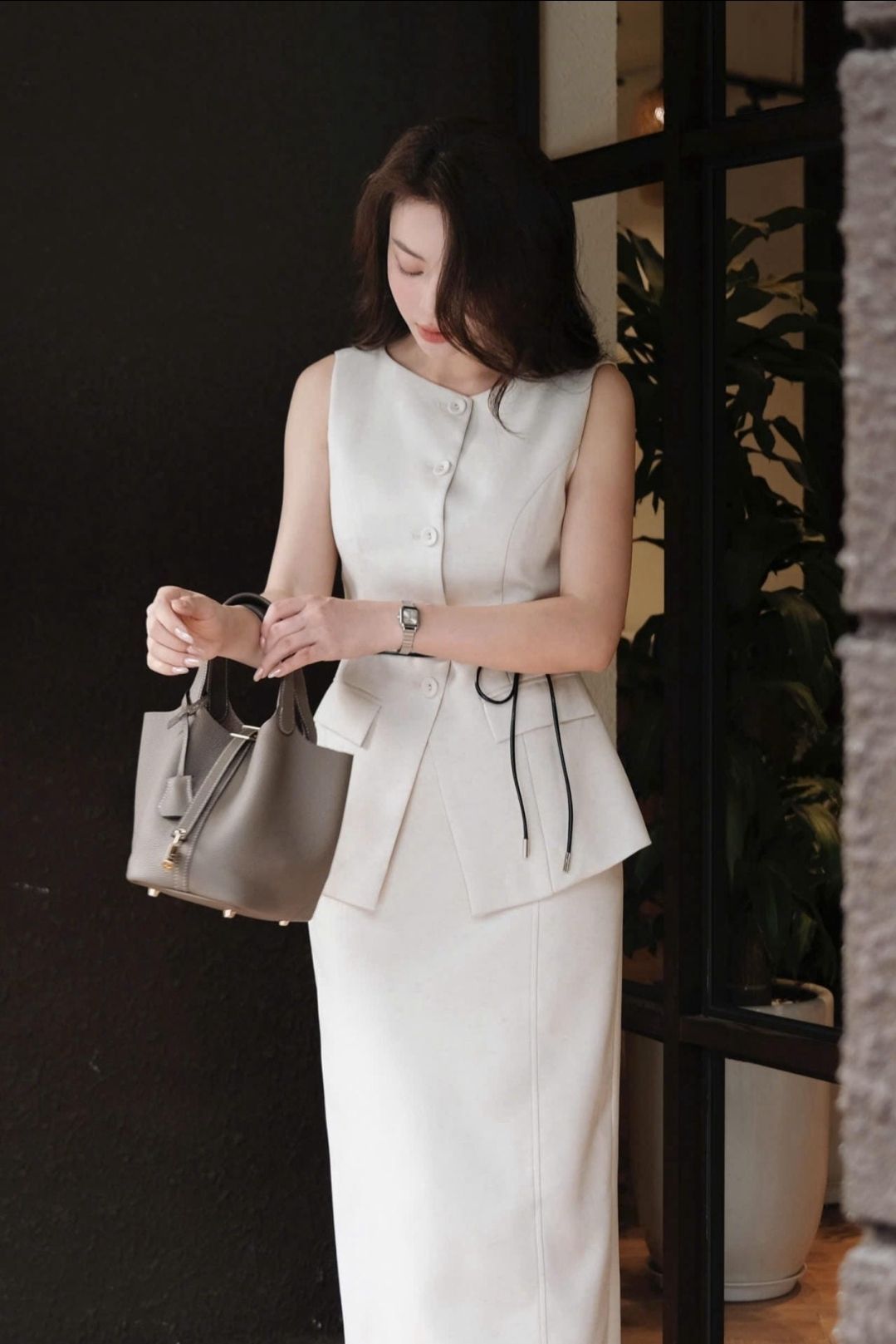 S1163 เซ็ตเสื้อแขนกุดทรง vest ดีเทลแต่งฝากระเป๋าที่ตัวชุด มาพร้อมกระโปรงเอวสูงทรงพออดีตัว พร้อมสายผูกเอวอีก 1เส้น ใช้ผ้าอย่างดีในการตัดเย็บ บุซับ สวมใส่สบาย โทนสีคลีนๆ อัพความหรู คอมพลีทลุคครบจบในเซ็ตเดียวค่ะ #showroombran #งานป้ายคุณภาพดี #งานแฟชั่น #ปัง