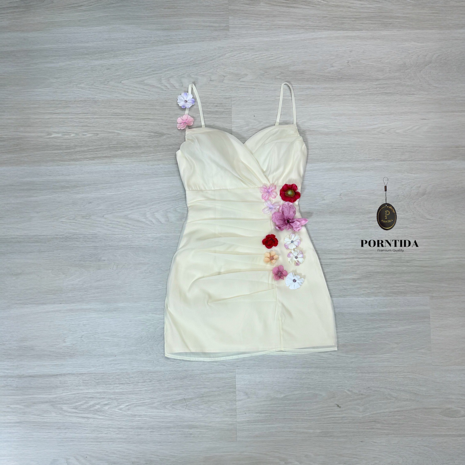 ชุดเดรสเหลืองพาสเทล งาน Collection ต้อนรับช่วงซัมเมอร์ชุดสายปรับระดับได้แต่ง detail ดอกไม้สามดีเป็นเข็มขัดถอดแยกชิ้นได้จะติดเยอะติดน้อยได้ตามใจชอบทำดอกไม้มาให้เยอะแบบจุใจรุ่นนี้สีสดใสมีกิ๊บดอกไม้ให้ หน้าอกเสริมฟองน้ำเป็นงานซิปหลัง
