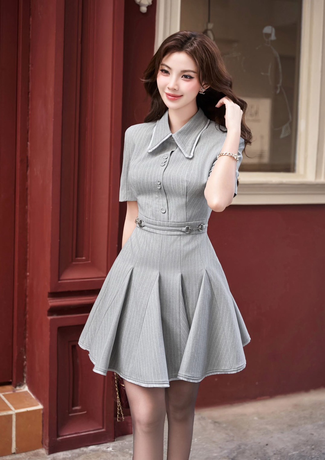 เดรสสั้นคอปกสีเทาลายทาง ดีเทลแต่งไหมพรมตรงปกเสื้อและชายกระโปรง แต่งอ่ะไหล่กระดุม และอ่ะไหล่สีเงินตรงช่วงเอวของชุด กระโปรงจับจีบบานออกรอบตัว (อกเสริมฟองน้ำ