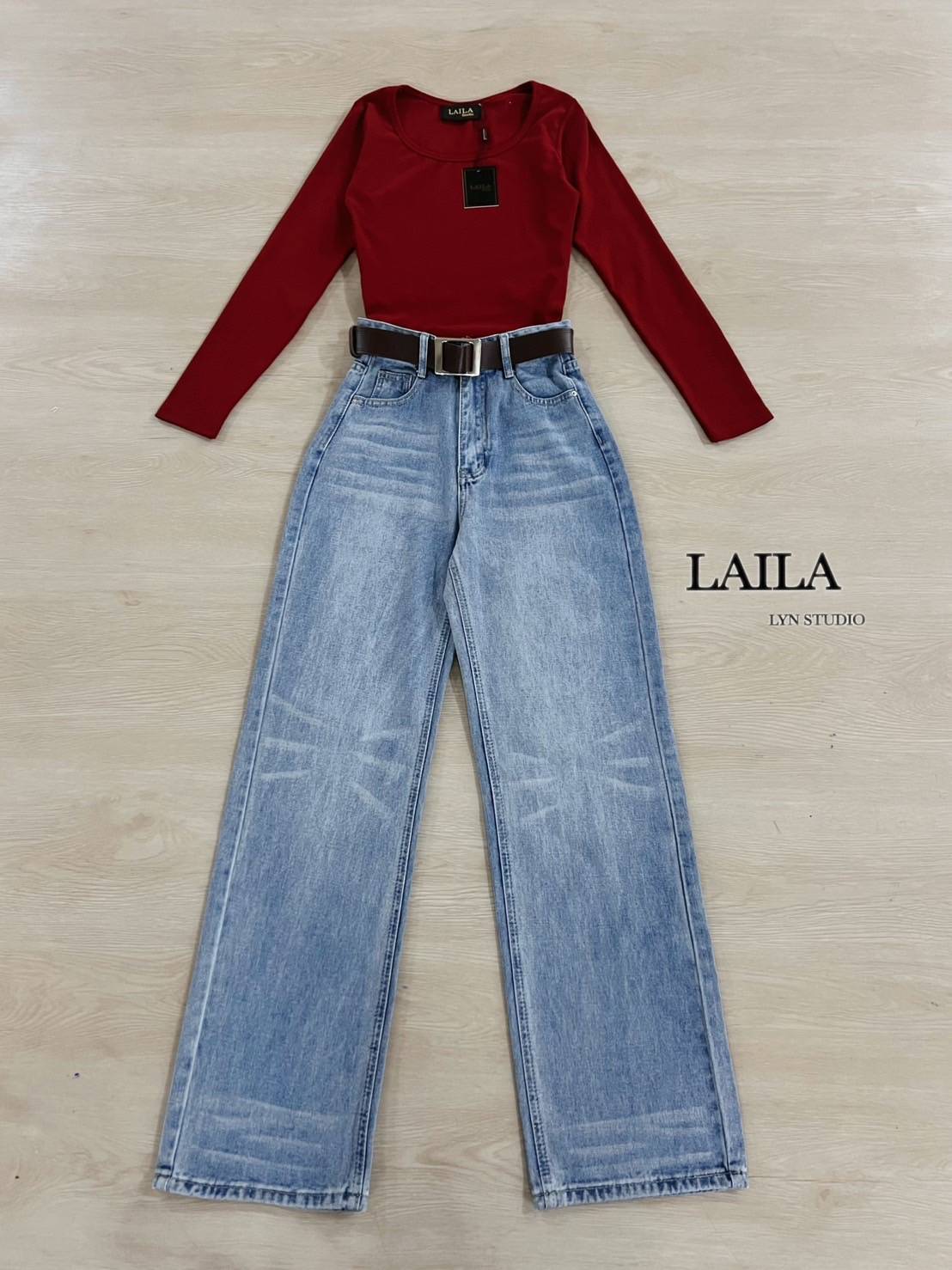 Set เสื้อ+กางเกง งานเสื้อคอยูทรงแขนยาว ดูดีทรงสวยผ้าใส่สบาย เสื้อทรงเข้ารูปเนื้อผ้ายืดหยุ่นได้นิดหน่อย มาพร้อมกางเกงยีนส์ขายาวงานทรงขากระบอกและทรงปล่อยๆ งานแต่งผ้ายีนส์สีฟอกอ่อน พร้อมเข็มขัดหนังหัวอะไหล่สีเงินสาวเวียดนามลุคผู้ดีแมชกันได้เลยค่าา #bylaila b