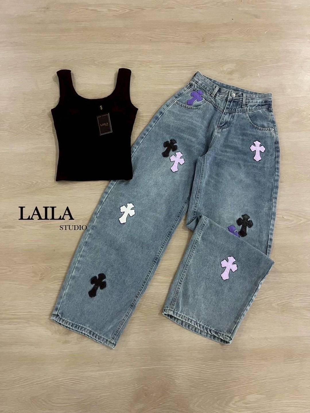 Tag: LAILA Detail: Set เสื้อ+กางเกง งานเสื้อกล้ามทรงเว้าแขนงานเสริมทรงที่อก เนื้อผ้ามีน้ำหนักสวยนิ่มมาพร้อมกางเกงงานยีนส์ทรงบอลลูนสีฟอกอ่อนแต่งอักษรเท่ๆ งานแมชกันเข้าเซ็ท ลงตัวสุดๆ **งานแฟชั่นนำเข้า by laila** #bylaila brand #ชุดเซ็ท #กางเกงยีนส์ #เซ็ทยีน