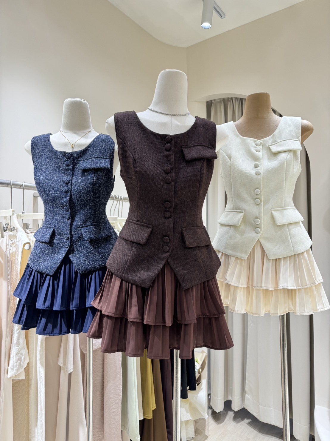 ชุดเซตผ้าทอ ชุดผ้าทวิส ชุดเซตผู้หญิง รุ่นนี้แนะนำเลย น่ารักไม่ไหว เสื้อแขนกุดกระดุมหน้า ผ้าทอมีลายผสมสี งานบุซับในทั้งตัว แมทมาพร้อมกางเกงกระโปรงอัดพลีท ใส่ทั้งชุดคอมพลีทลุ๊ค #งานป้ายpeony #ชุดสวย #ชุดไปเดท #ชุดเซ็ต #ชุดผ้าทอ #ชุดเซตแขนกุด #ชุดเซตน่ารักๆ