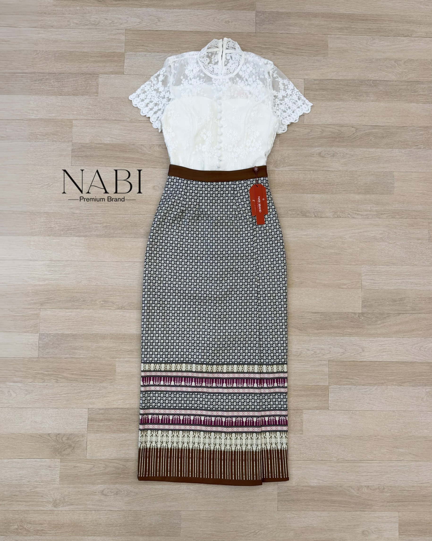 ชุดไทยคอลใหม่ สวยอย่างหรูผู้ดี เสื้อลูกไม้แขนสั้นสีขาวใช้ผ้าลูกไม้อย่างดี มาคู่กับกระโปรงพิมพ์ลาย ผ่าหลังเล็กน้อย ดีไซส์เก๋ มีซับในและฟองน้ำอย่างดี งานซิบหลัง งานคุณภาพ คัดสรรมาให้ช้อปกันแล้วค่ะ ห้ามพลาดค่าา🤍 #งานป้ายnabi #ชุดเซท #ชุดไทยสีขาว #ชุด