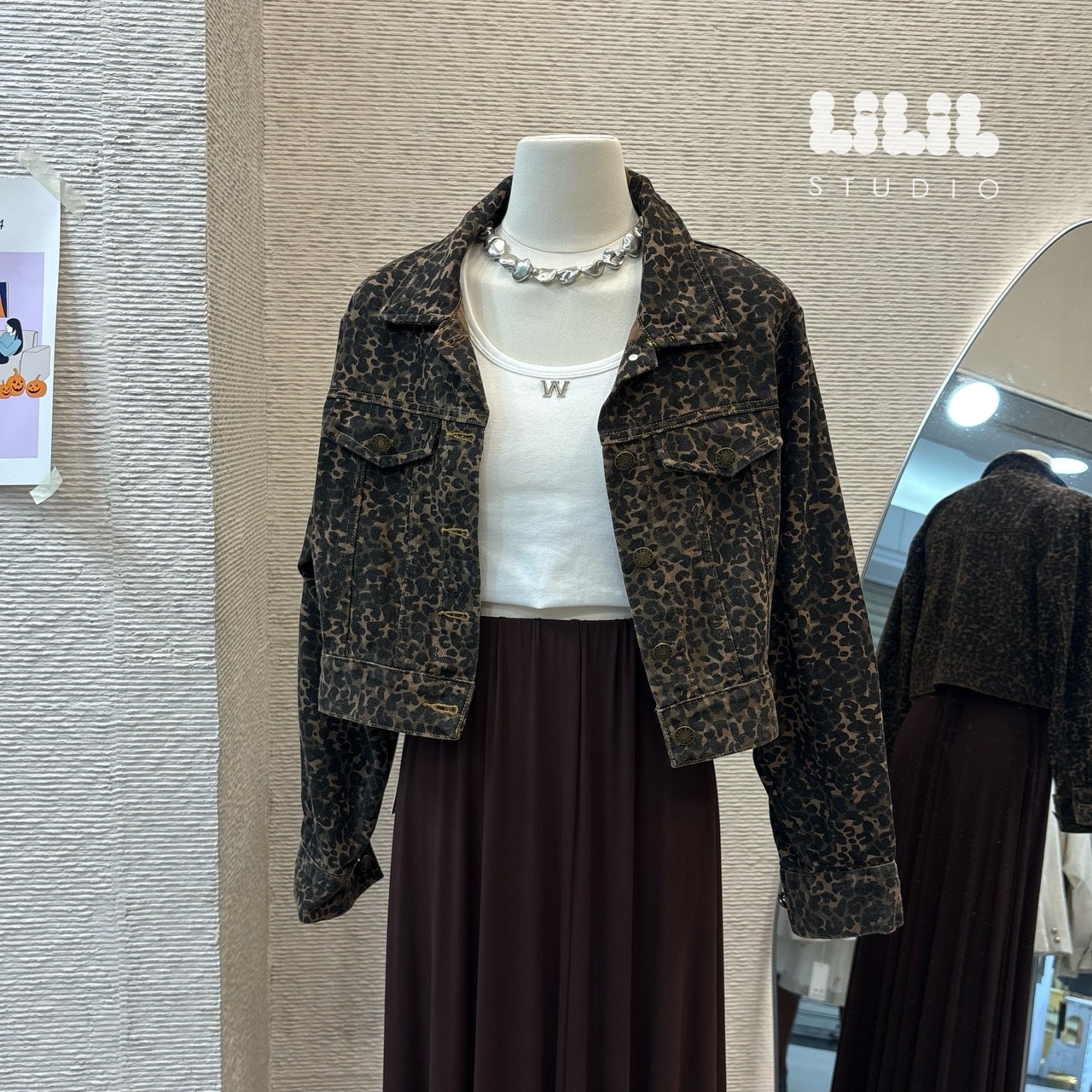 🐆Girly Leopard Jacket🐆 เสื้อคลุมผ้ายีนส์ลายเสือดาว งานผ้าดี ตัดเย็บดี แบบสวย ไม่มีซับในไม่ร้อน #ต้องมีค่ะ😘 🏷Freesize อก42“ วงแขน18” แขนยาว22“ เสื้อยาว18” 🛍ลายเสือดาวสีเดียวค่ะ 💰 Price : 790.- (ค่าส่งลงทะเบีย