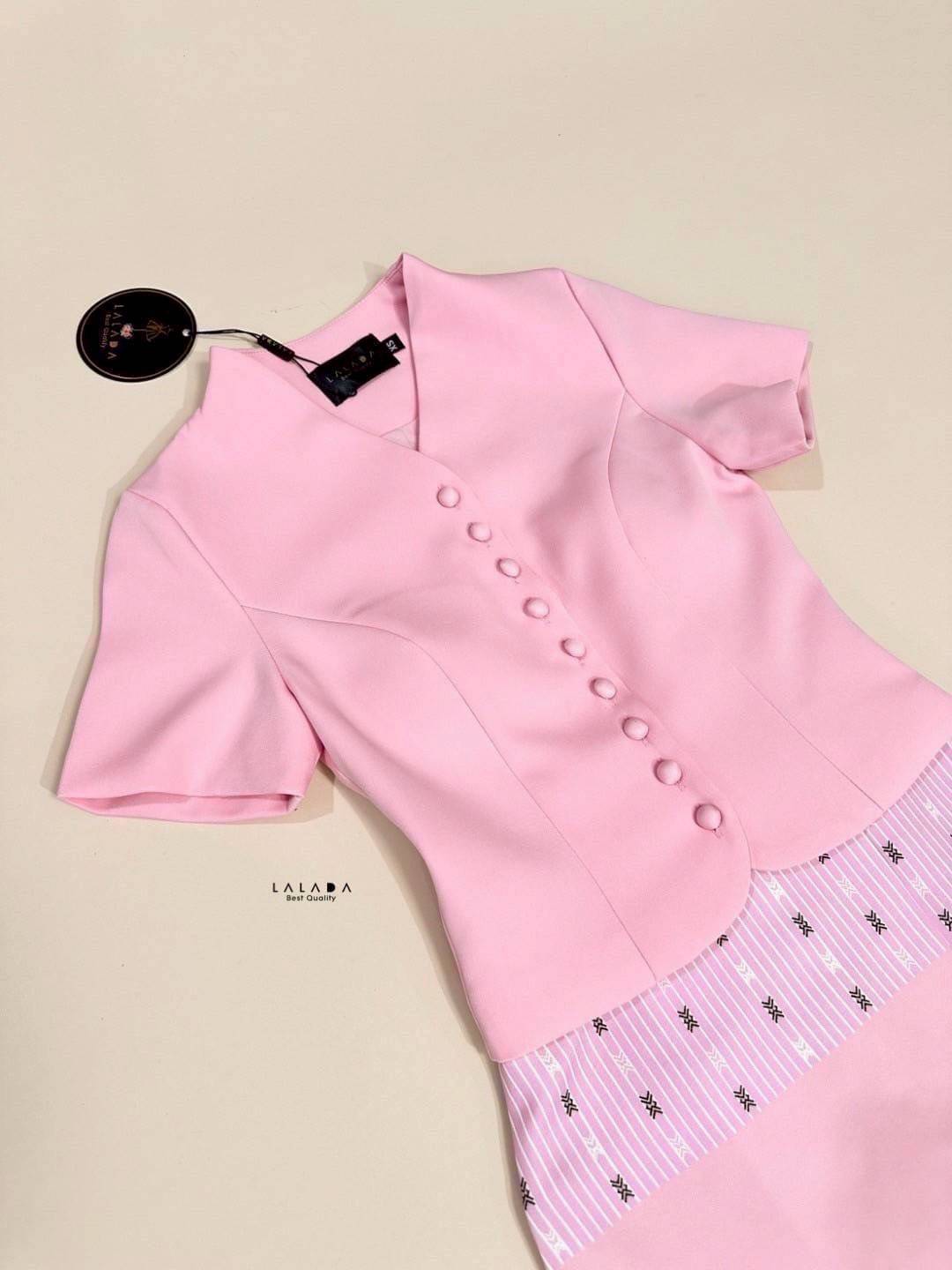 #งามอย่างไทย #ชุดไทย •Detail : set 2 ชิ้น ผ้าไทย ชุดไปทำบุญ ชุดไปงาน พร้อมส่งค่า เสื้อคอวีสีชมพูกระดุมหน้า ช่วงอกเสริมฟองน้ำแมทช์กับผ้าถุงสำเร็จ ผ้าพิมพ์ลายมีซิบหลัง สวมใส่สะดวก สวยหวานฉ่ำๆ งานบุญ งานบวชได้หมดเลยค่ะ