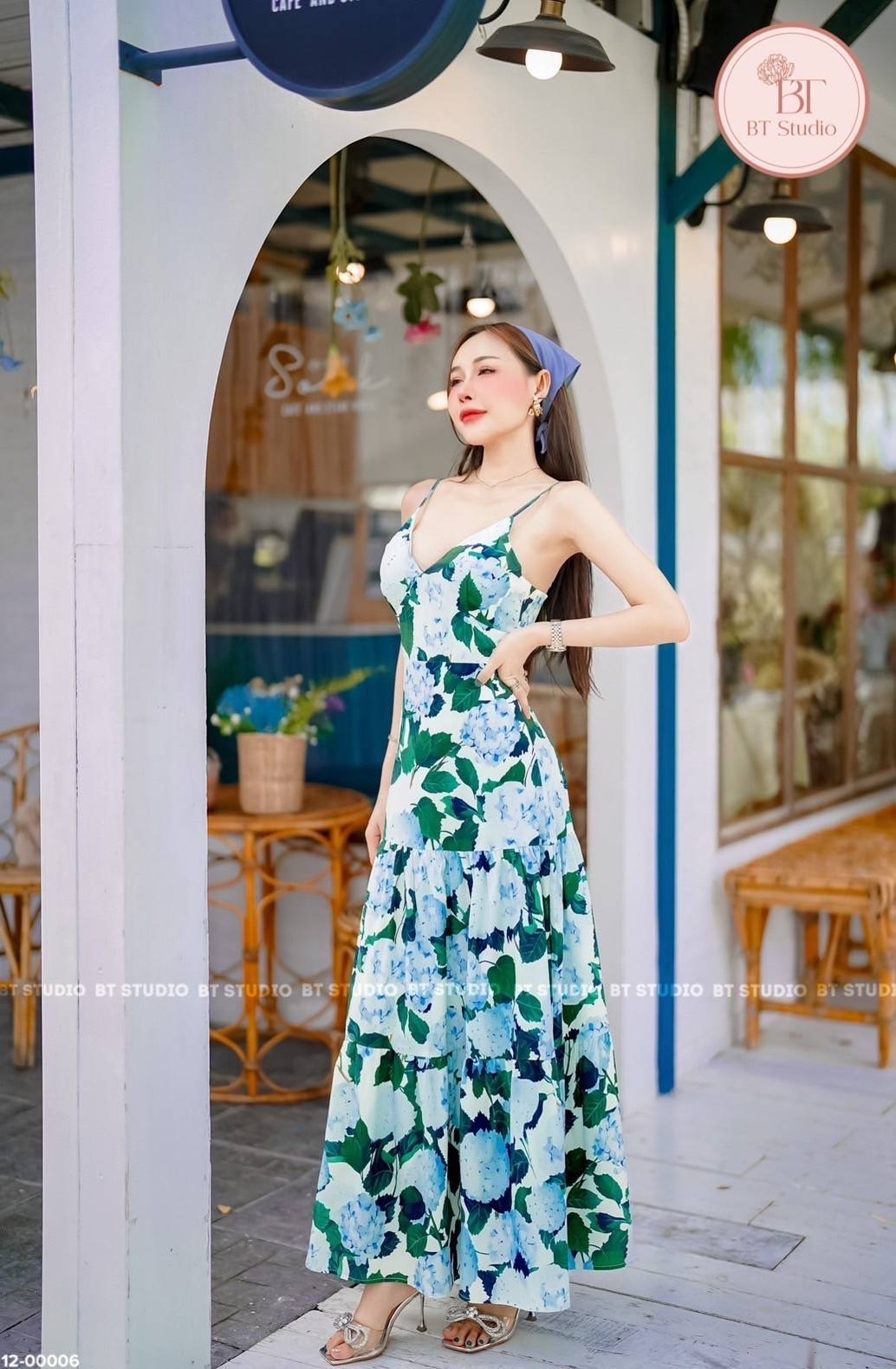 แม๊กซี้เดรสสายเดี่ยวสายปรับได้ งานพิมพ์ลายดอกไม้สีฟ้าตัดเขียวทั้งชุด ช่วงอกมีฟองน้ำ แต่งจับจีบช่วงกระโปรงเป็นระบายชั้น ๆ งานดีมีซับใน ซิปหลังจ้า