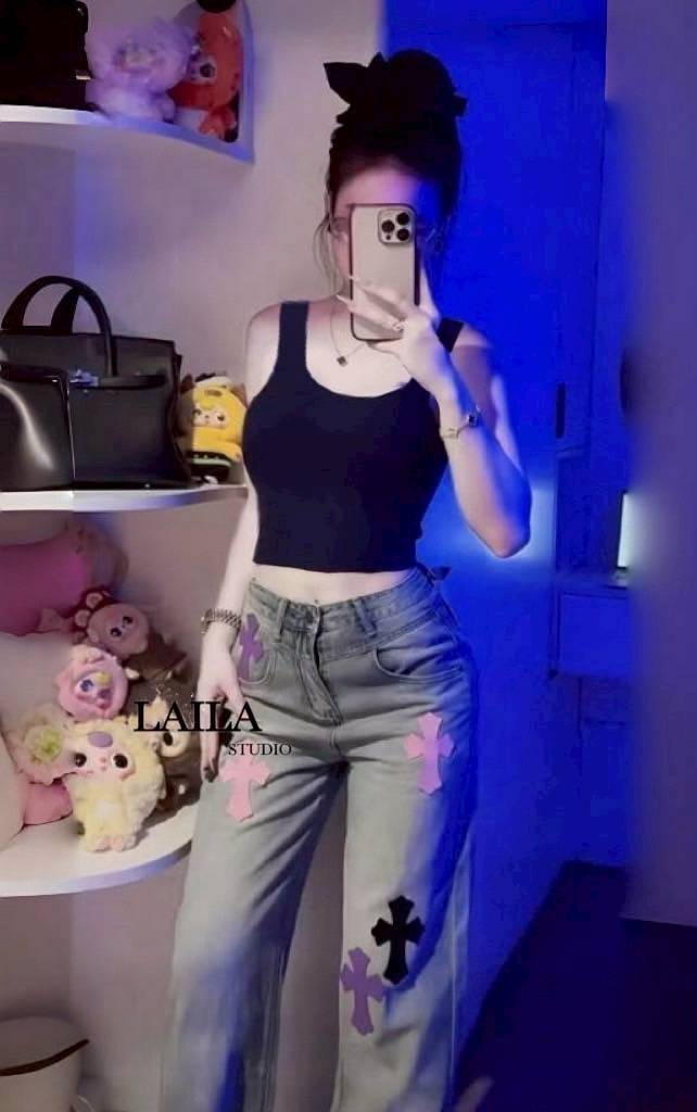 Tag: LAILA Detail: Set เสื้อ+กางเกง งานเสื้อกล้ามทรงเว้าแขนงานเสริมทรงที่อก เนื้อผ้ามีน้ำหนักสวยนิ่มมาพร้อมกางเกงงานยีนส์ทรงบอลลูนสีฟอกอ่อนแต่งอักษรเท่ๆ งานแมชกันเข้าเซ็ท ลงตัวสุดๆ **งานแฟชั่นนำเข้า by laila** #bylaila brand #ชุดเซ็ท #กางเกงยีนส์ #เซ็ทยีน