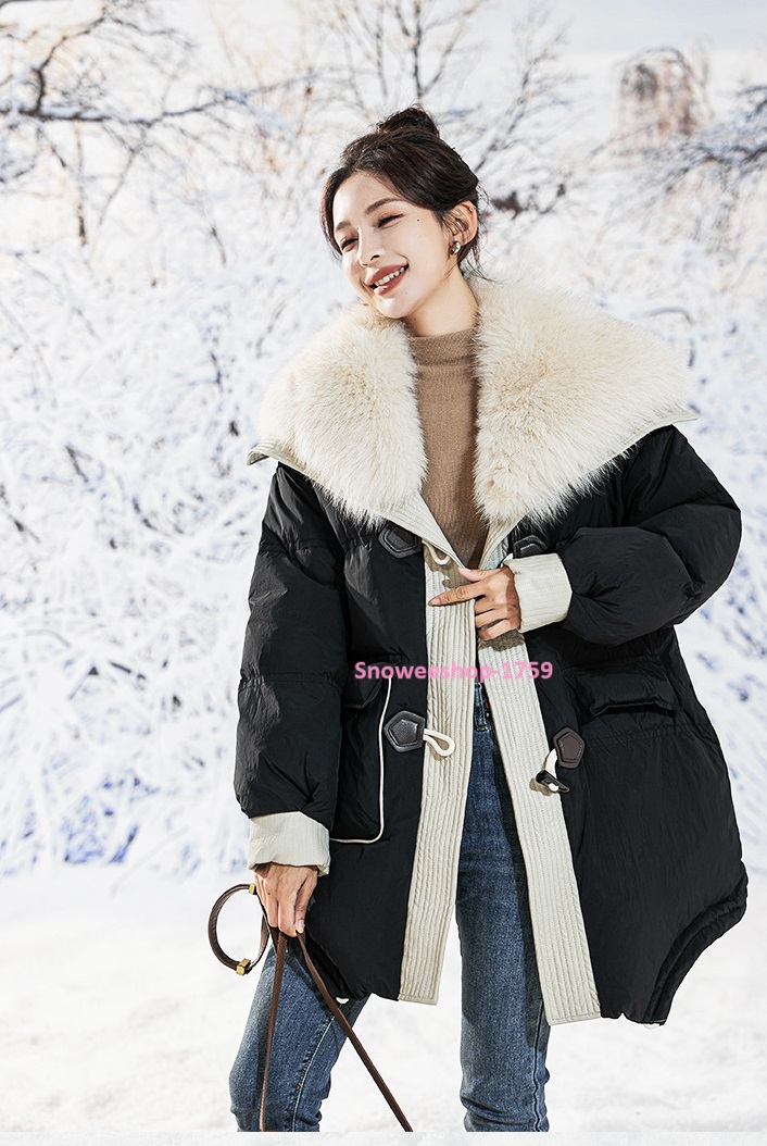 Down Jacket Coat เสื้อกันหนาวของผู้หญิง ทรงโอเวอร์ไซใส่แบบหลวมๆ แต่งปกเฟอร์และกระดุมแบบวินเทจ ผ้าเคลือบสารสะท้อนหยดน้ำ กันหนาว กันลม กันหิมะ ใส่ติดลบได้ดี มี 2 สี