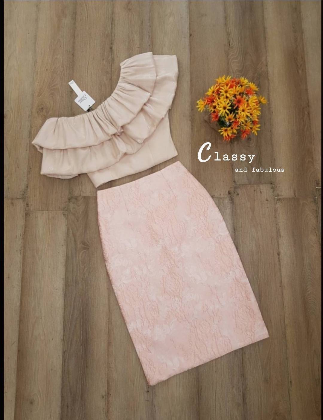 Set เDress เสื้อคอปาดไหล่ข้างนึง ระบายย่น มีฟองน้ำเสริมทรง ปลายเสื้อชนขอบกระโปรง กำลังดี มีซับในทั้งตัวและซิปหลัง ใส่คู่กระโปรงพอดีตัวผ้า Jacquard ทรงสวยมาก มีซับใน ซิปหลัง ผ้าหลังเดินง่าย จุดเด่นคือเนื้อผ้ามีลายสวยในตัว ผ้าสวยไม่คัน ใส่ได้ทุกโอกาสจริงๆค่