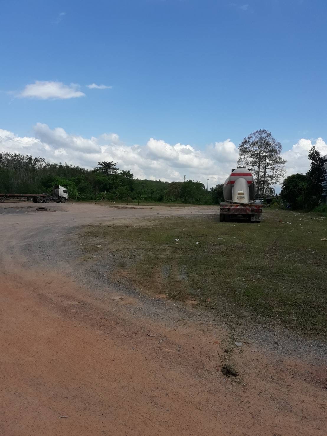 ขายที่ดินถมแล้วติดถนนใหญ่ 4 เลน มีระบบน้ำประปา หม้อแปลงไฟฟ้าแรงสูงพร้อม สามารถดำเนินการทำโครงการบ้านเดี่ยวขนาด 60ถึง70 ตารางวาได้ประมาณ35หลัง ขนาด7.5ไร่ ตำบลที่วัง อำเภอทุ่งสงจังหวัดนครศรีธรรมราช