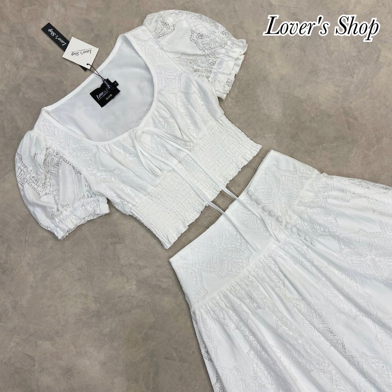 Teg : Lover’s Shop Detail : Set2ชิ้น ผ้าลูกไม้เนื้อนุ่ม ฉลุลาย สวย น่ารัก หวานซ่อนเปรี้ยว ดีเทลทรงเสื้อแขนตุ๊กตา ชายเสื้อมีสม็อคยืดได้ตามตัวค่ะ ความยาวเสื้อกำลังดีเอวไม่ลอยนะคะ มีซับใน มาพร้อมกับกระโปรงทรงเจ้าหญิง งานซิบหลัง ขอบเอวเรียบ