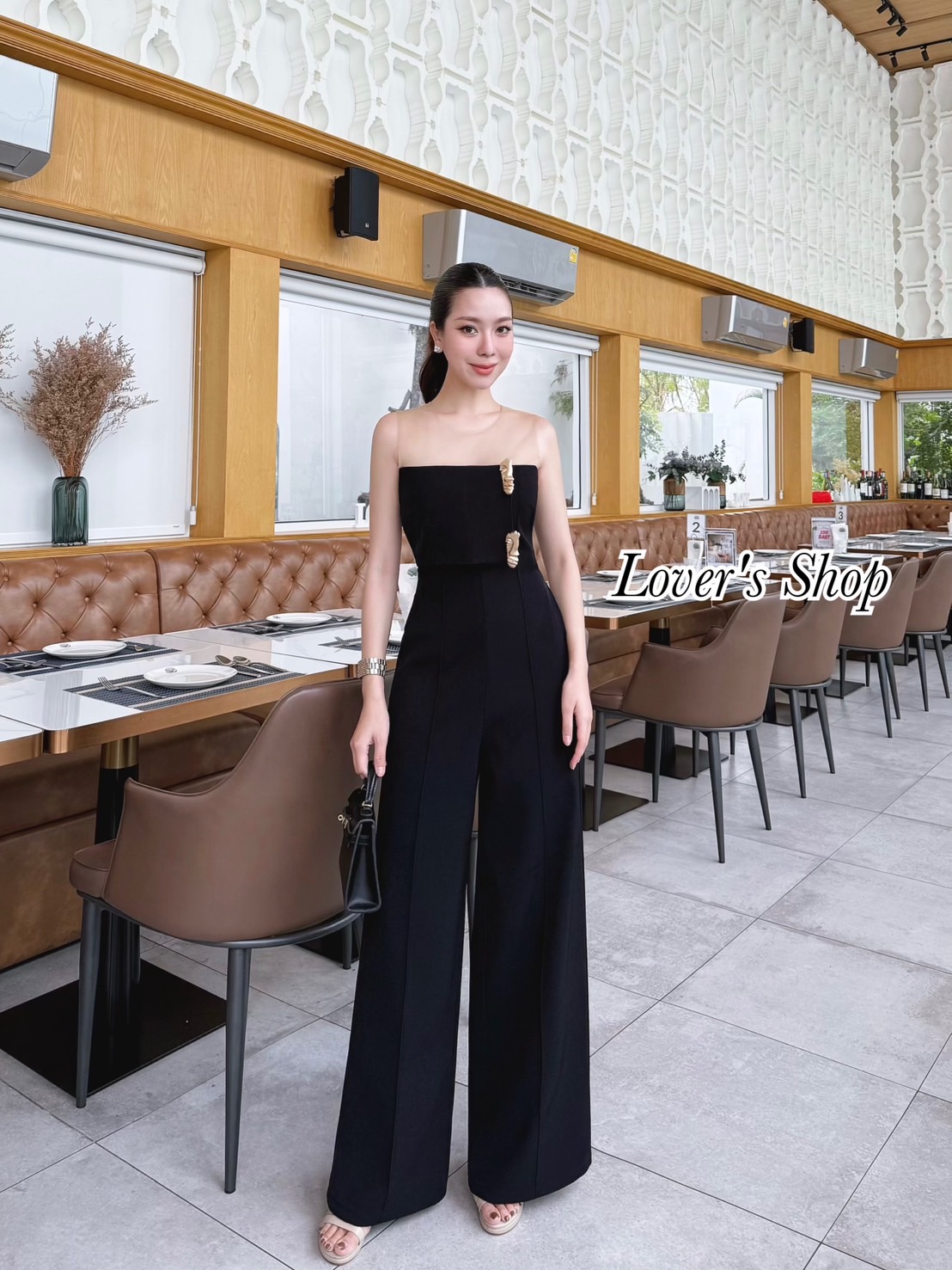 จั้มสูทกางเกงขายาว ลุคสวยหรู แอบเซ็กซี่นิดๆ เปรี้ยวหน่อยๆ ลงตัวสุดๆค้า เป็นจั้มสูทที่ใส่แล้วมีความคล้ายใส่เกาะอก แต่ต่อซีทรูช่วงบ่ามาให้ เพื่อความใส่ง่าย ใส่สวยยิ่งขึ้นค่ะ ดีเทลช่วงอกแต่เข็มกลัดสีทอง ทรงกางเกงปล่อยตรง เย็บตีเกล็ดหน้า เป็นทรงเอวสูงใส่แล้วแ