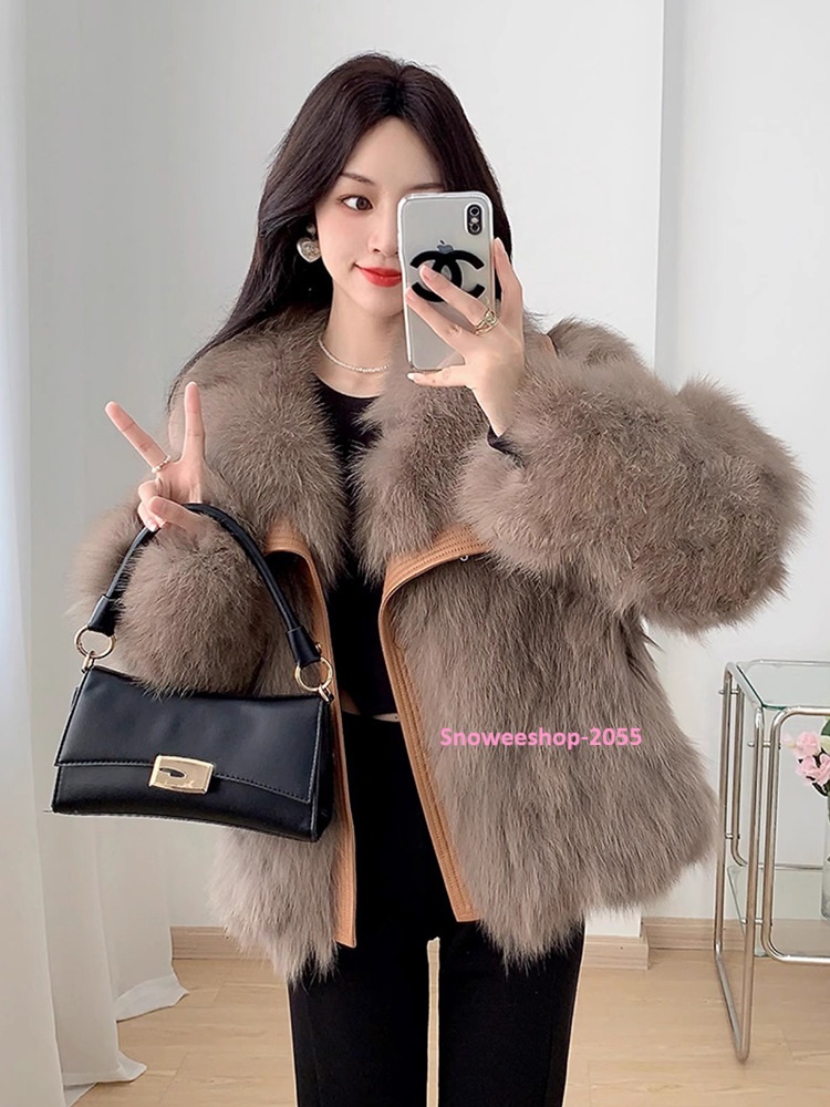 สวยหรู ดูแพงทุกลุค เสื้อโค้ทขนเฟอร์แต่งขอบหนัง ไฮเอนสุดปัง อุ่นหนา แต่ใส่แล้วเบาสบาย ขนนุ่มฟู ดีไซน์โอเวอร์ไซ หรูหราแบบคุณหนู ใส่แล้วถ่ายรูปสวยทุกมุม มี 2 สีสุดคลาสสิค ควรมีติดตู้