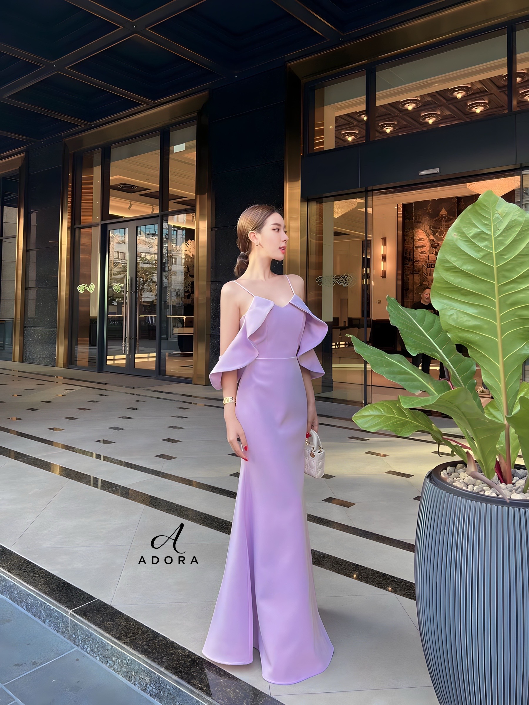 เดรสยาวดีไซน์สายเดี่ยว แต่งระบายช่วงแขน ตัวเดรสใช้ผ้าเนื้อผ้าเกรดพรีเมี่ยมทั้งชุด ดีไซน์กระโปรงทรงหางปลา งานมีซับใน ซิปหลัง ลุคนี้ตอบโจทย์สาวๆที่ชอบความเรียบหรูดูโก้