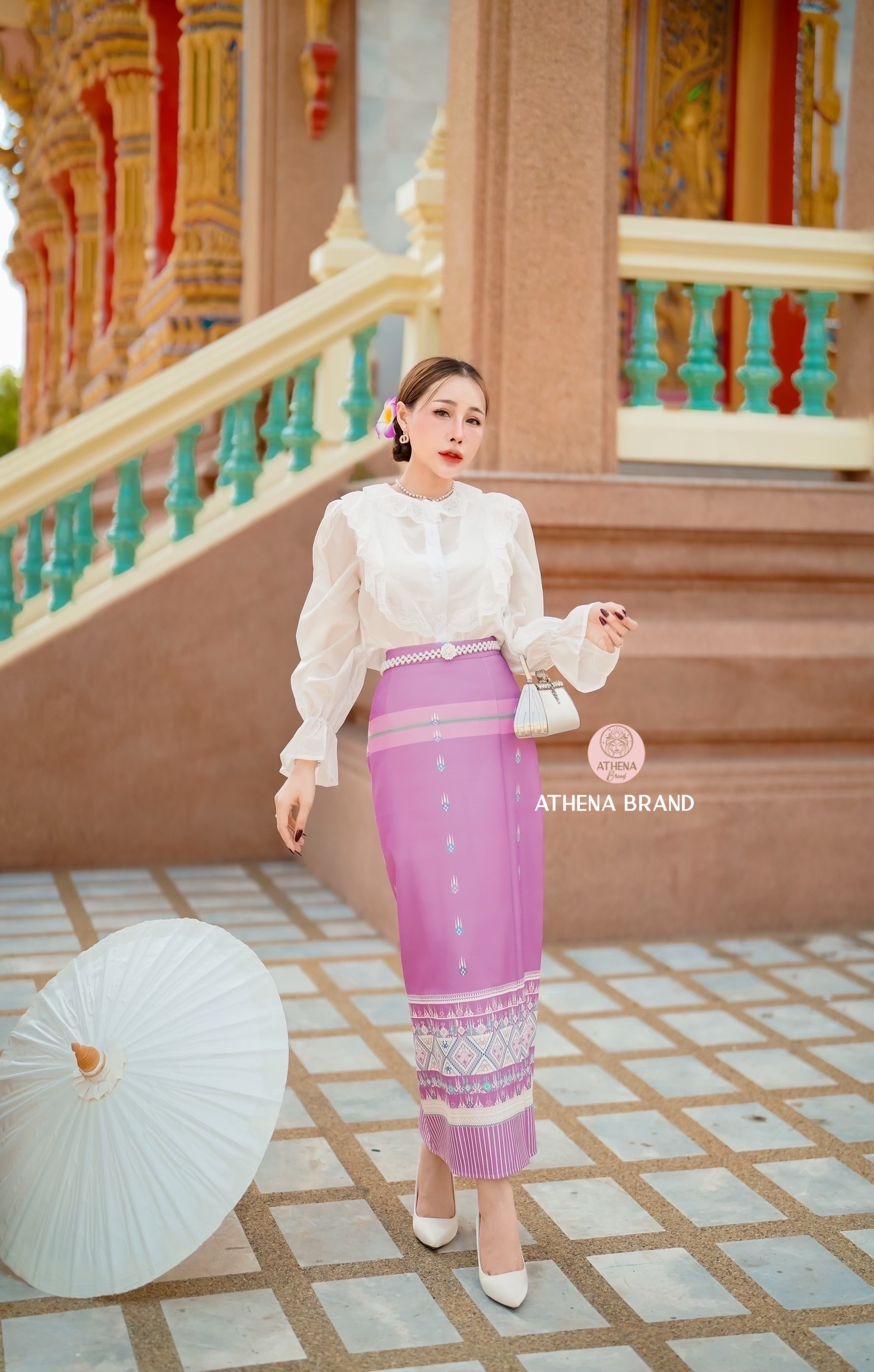 Tag 🔖 :Athena (อธีน่า) Brand Detail :: เสื้อ+กระโปรง+เข็มขัด Set 3 ชิ้น เสื้อแขนยาวดีไซน์แต่งกระดุมเรียงสามารถแกะใช้งานได้จริง ด้านหน้าตกแต่งระบายลูกไม้ แมตช์มาคู่กับกระโปรงพิมพ์ลายป้ายทบคล้ายงานผ้าซิ่นสำเร็จทรงเข้ารูป เนื้อผ้าดี๊ดี มีTexture มีซั
