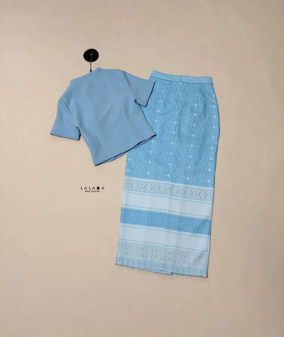 set 2 ชิ้น ผ้าไทย ชุดไปทำบุญ ชุดไปงาน พร้อมส่งค่า เสื้อคอวีสีฟ้ากระดุมหน้า ช่วงอกเสริมฟองน้ำแมทช์กับผ้าถุงสำเร็จ ผ้าพิมพ์ลายมีซิบหลัง สวมใส่สะดวก สวยแกลมงานบุญ งานบวช งานวันแม่ ได้หมดนะคะ