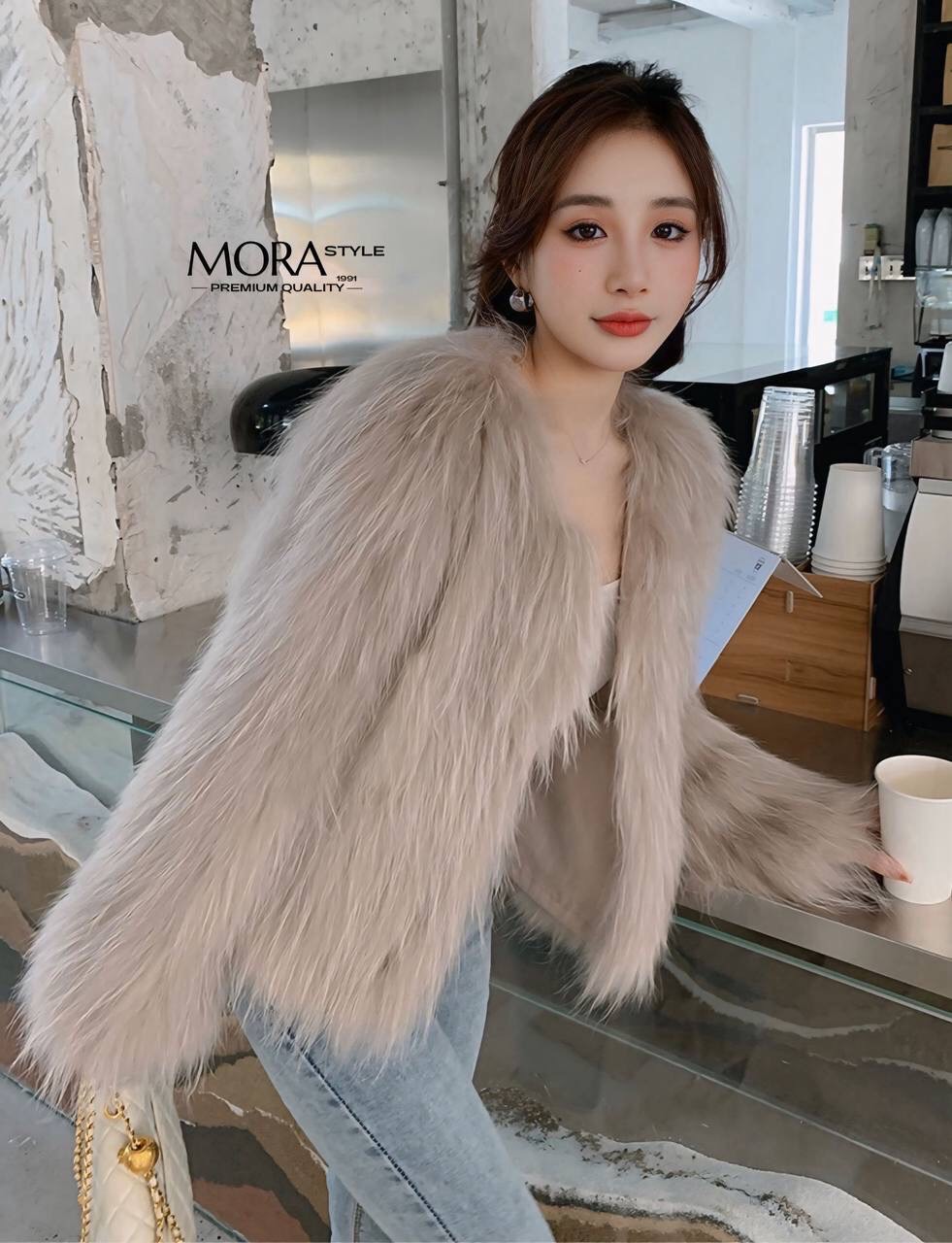 เสื้อคลุมแขนยาวแต่งขนทั้งตัว งานสวยแพง เหมาะกับแฟชั่นหนาวนี้สุดๆ ดีไซน์ออกมาเก๋ งานคือน่ารักมากค่ะ สาวๆต้องมีติดตู้นะคะ