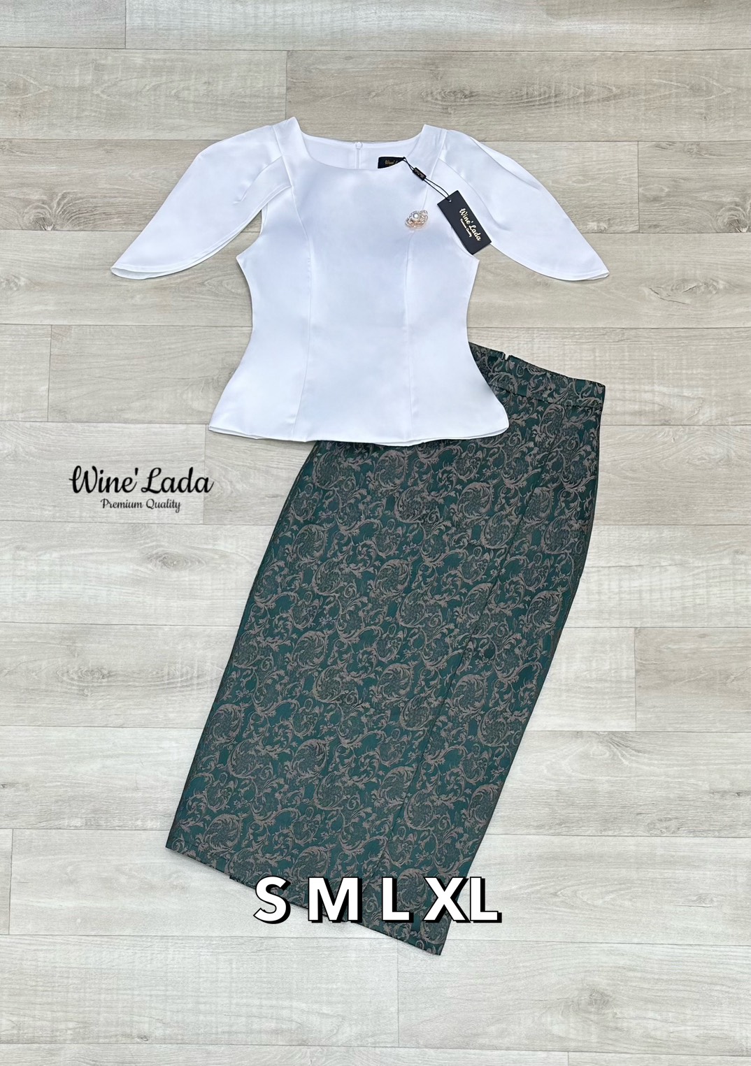 Set 2 Pcs. เซ็ทชุดไทยเสื้อไหล่กลีบบัวอกมีฟองน้ำ มีซิปด้านหลัง มีเข็มกลัดเพิ่มความหรู มาพร้อมกับกระโปรงผ้าทอลาย ผ้าทรงสอบเข้ารูป จะงานราช งานบุญ ได้หมดเนื้อผ้าใส่สบาย ทรงสวยมากค่ะ เป๊ะและเข้ารูป ใส่แล้วผอมเพียว กระโปรงซับในทั้งตัว ใครได้ลองแล้วจะหลงรักค่าา