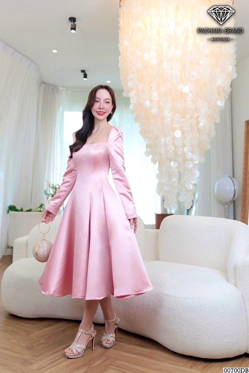 เดรสยาวแขนสั้นสีขาวทรงเข้ารูป ช่วงคอเสื้อแต่งระบาย เนื้อผ้าลูกไม้ทอฉลุลายสวยมาก งานซิปด้านหลัง มีซับในอย่างดี รุ่นนี้ใส่ชิลล์ถ่ายรูปสวยได้ทุกโอกาสเลยนะคะ #PACHARABRAND