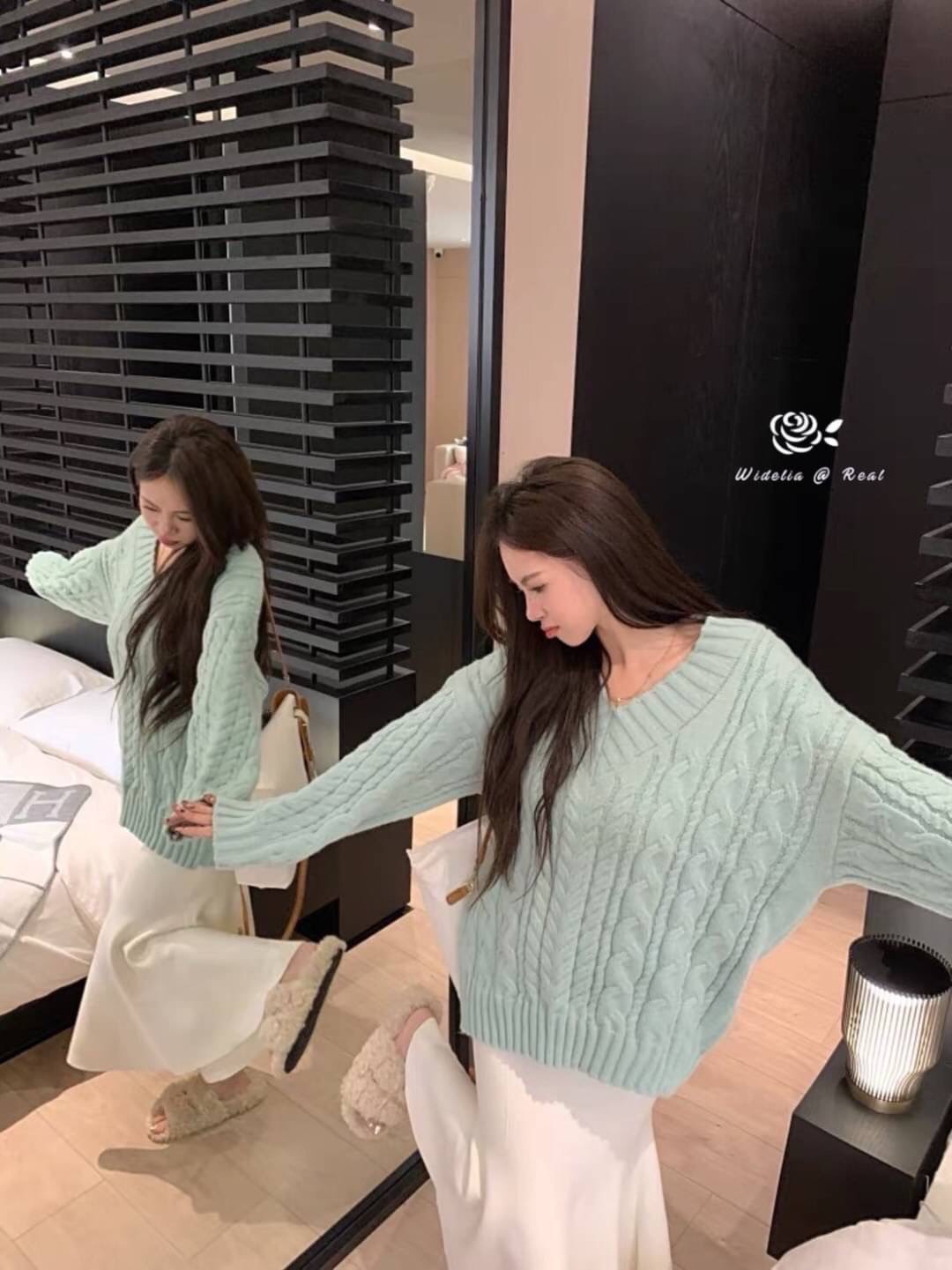 Sweater เสื้อกันหนาวสุดน่ารัก เนื้อผ้าไหมพรมหนานุ่มใส่อุ่นสบาย งานเนื้อผ้าอย่างดีสวยคุ้มเกินราคามาก ใครชอบงานเรียบแต่หรูต้องตัวนี้ รับรองใส่ออกมาไม่ผิดหวังการันตีให้เลย บอกเลยห้ามพลาดเด็ดขาดงานดีงานสวยจริงต้อง Widelia @ Real