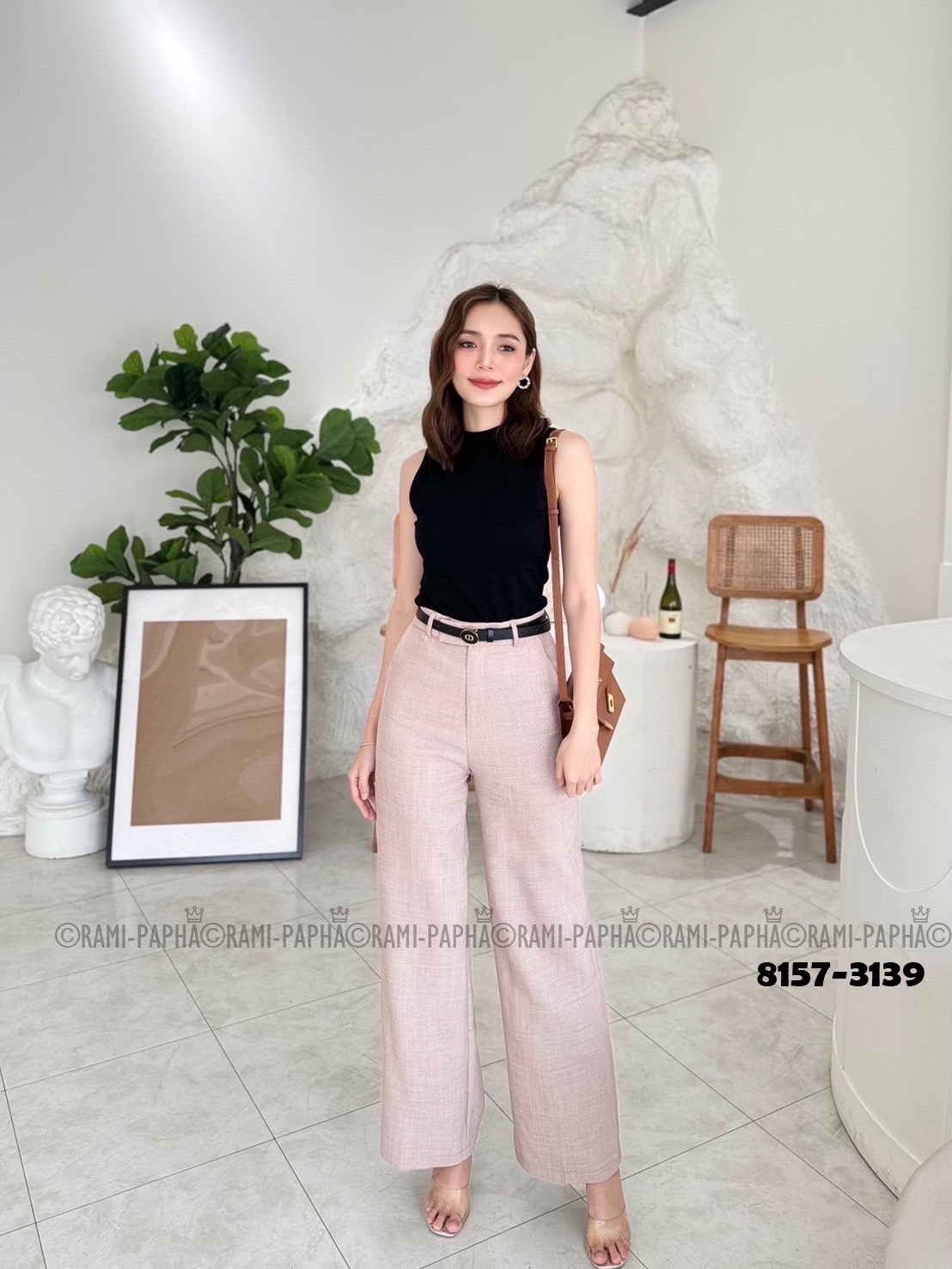 Label :: RAMI-PAPHA(รมิปภา) Detail :: เสื้อ+กางเกง+เข็มขัด เสื้อสีดำเนื้อผ้าหนานิ่มยืดหยุ่นอย่างดี ++มาคู่กับ กางเกงขายาวเนื้อผ้ามีเทคเจ้อทั้งตัว ดีไซน์ช่วงเอวเก๋กระเป๋าใช้งานได้จริง กางเกงทรงสวย ซับในถึงขาสั้น ตะขอและซิปหน้า ++แมตช์มากับ เข็มขัดหนังสีดำ