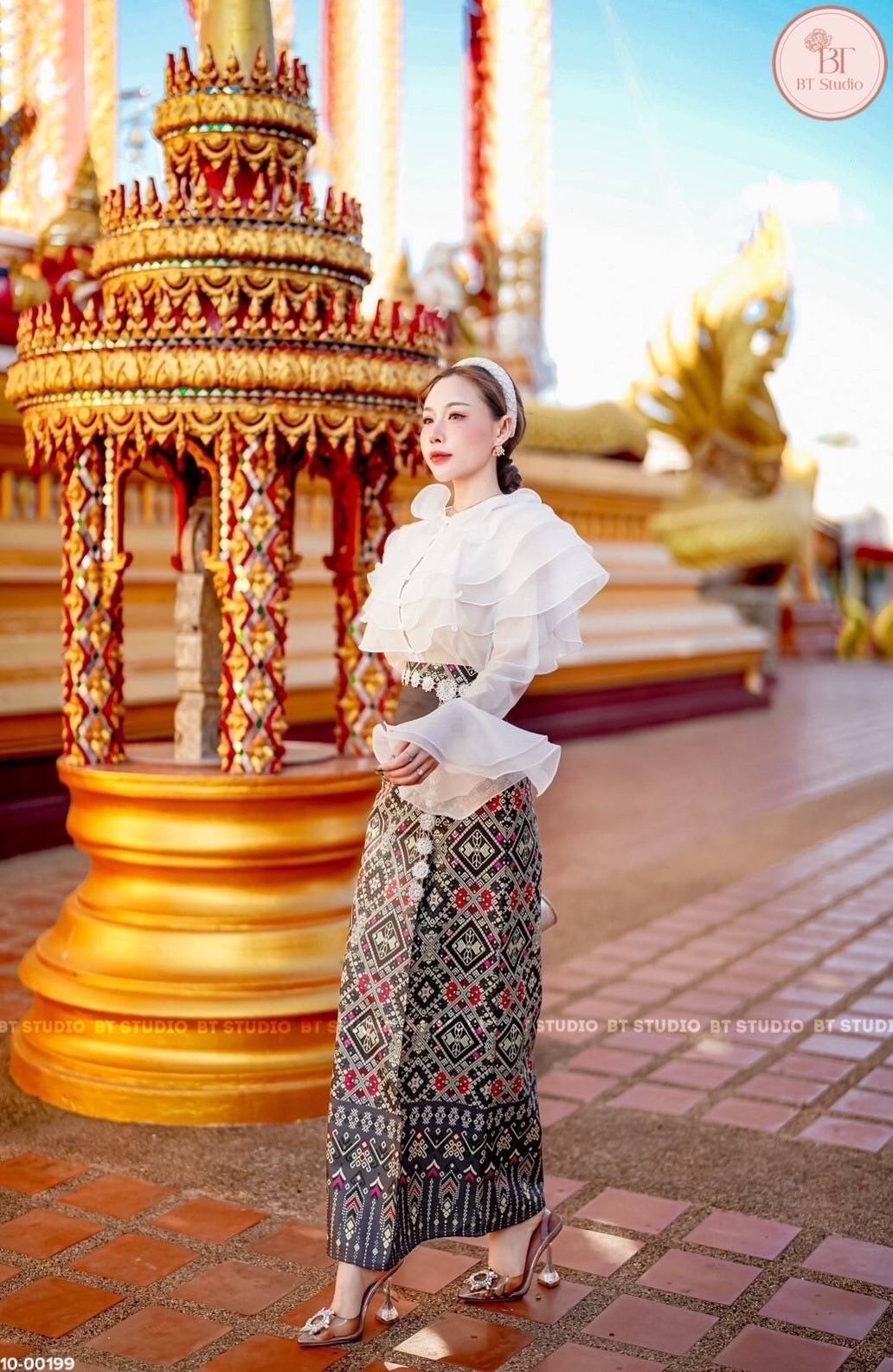 TAG : BT studio DETAIL : เซท 2 ชิ้น เสื้อระบายคอเป็นชั้น ๆ แขนยาวปลายแขนแต่งระบายออก กระดุมหน้า มาพร้อมผ้าถุงพิมพ์ลายสำเร็จ งานสวยเนื้อผ้าดี คัตติ๊งสวยมากค่ะ ใส่แมทซ์กันแล้วดูแพงมากคร้าา