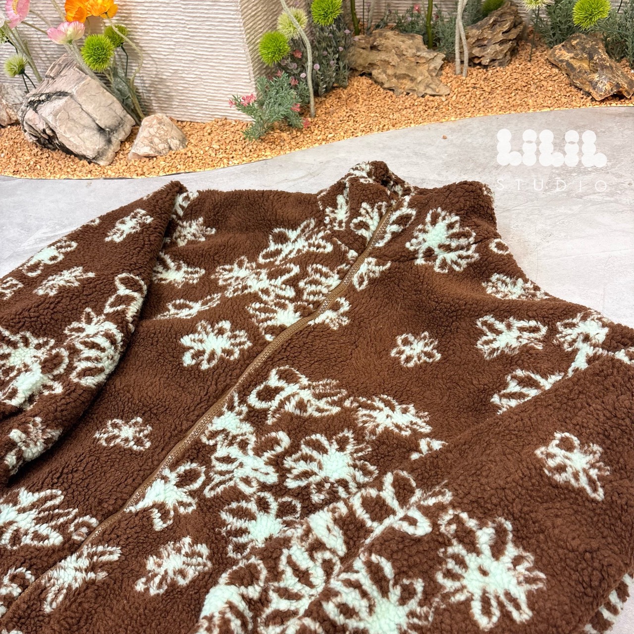 เสื้อกันหนาว งานเสื้อขนแกะลายดอกไม้ ลายโซคิ้วท์ ตัวเสื้อน้ำหนักเบา ความยาวคลุมสะโพก กระเป๋าข้างซิปหน้ารูดสุดถึงคอ เข้าใจนักเดินทางสุด