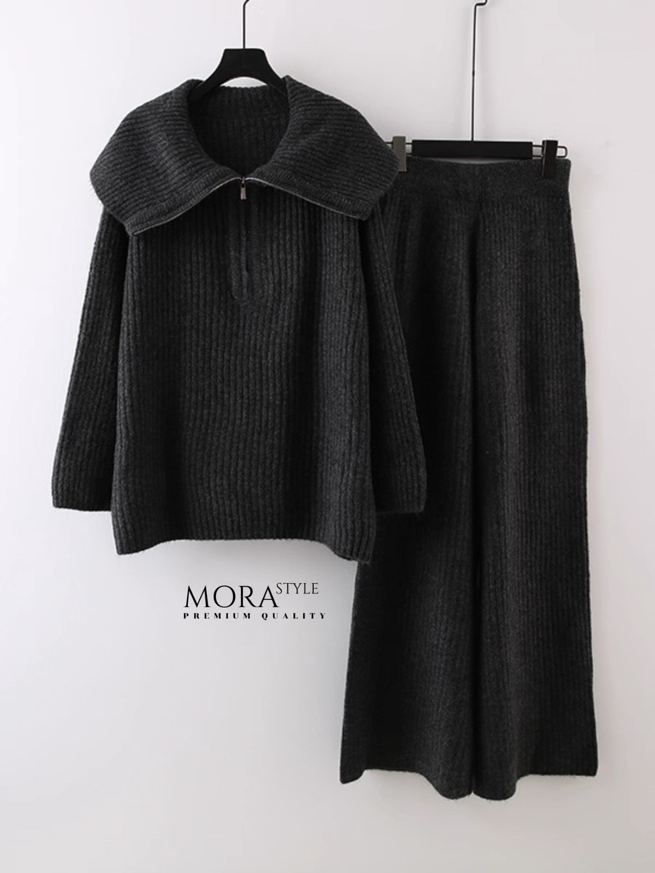 เซ็ท 2 ชิ้น เสื้อไหมพรมแขนยาวมีซิปรูดช่วงคอ มาพร้อมกับกางเกงขายาวผ้ายืดหยุ่นใส่สบาย เป็นงานไหมพรหมผ้าร่องทั้งเซ็ท เป็นอีกหนึ่งคอลเลคชั่นแนะนำสำหรับหนาวนี้เลยค่าาา