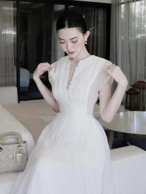 แม็กซี่เดรสรุ่นนี้สวยมากแขนล้ำคอวีกระดุมหน้าซิปหลังเอวเข้ารูปกระโปรงยาวมีซับในถึงปลายชุดเทคเจอร์ผ้าอัดจีบยับกระโปรงจับจีบรองานคุณภาพเกรดพรีเมี่ยม
