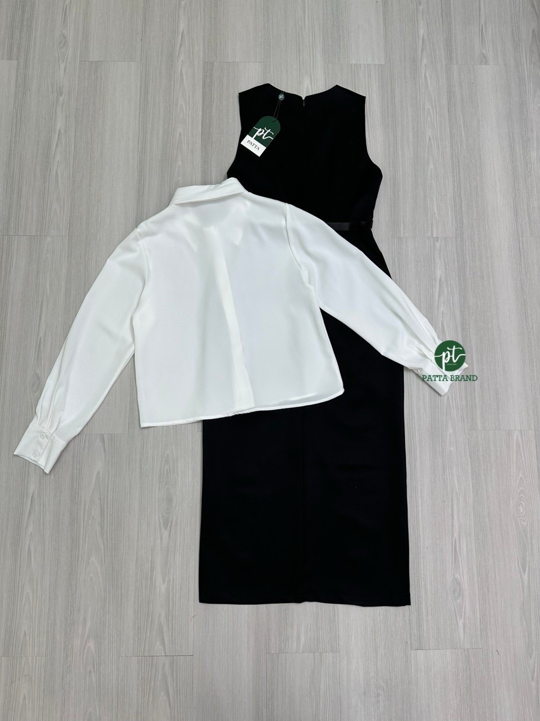 Set 2 ชิ้น เสื้อเชิ้ตสีขาวแขนยาวทรพอดีตัวมีกระดุมด้านหน้าใช้งานได้จริง มาพร้อมกับเดรสยาวสีดำคอวีลึกแขนกุดทรงพอดีตัว ( ไม่เสริมฟองน้ำ มีซิปหลังอย่างดี ) ช่วงกระโปรงทรงตรงยาวผ่าด้านหน้า มีกระเป๋า2ข้างล้วงได้ ด้านหน้าแต่งปกกระเป๋าหลอกเก๋ๆ และยังมีเข็มขัดหนัง
