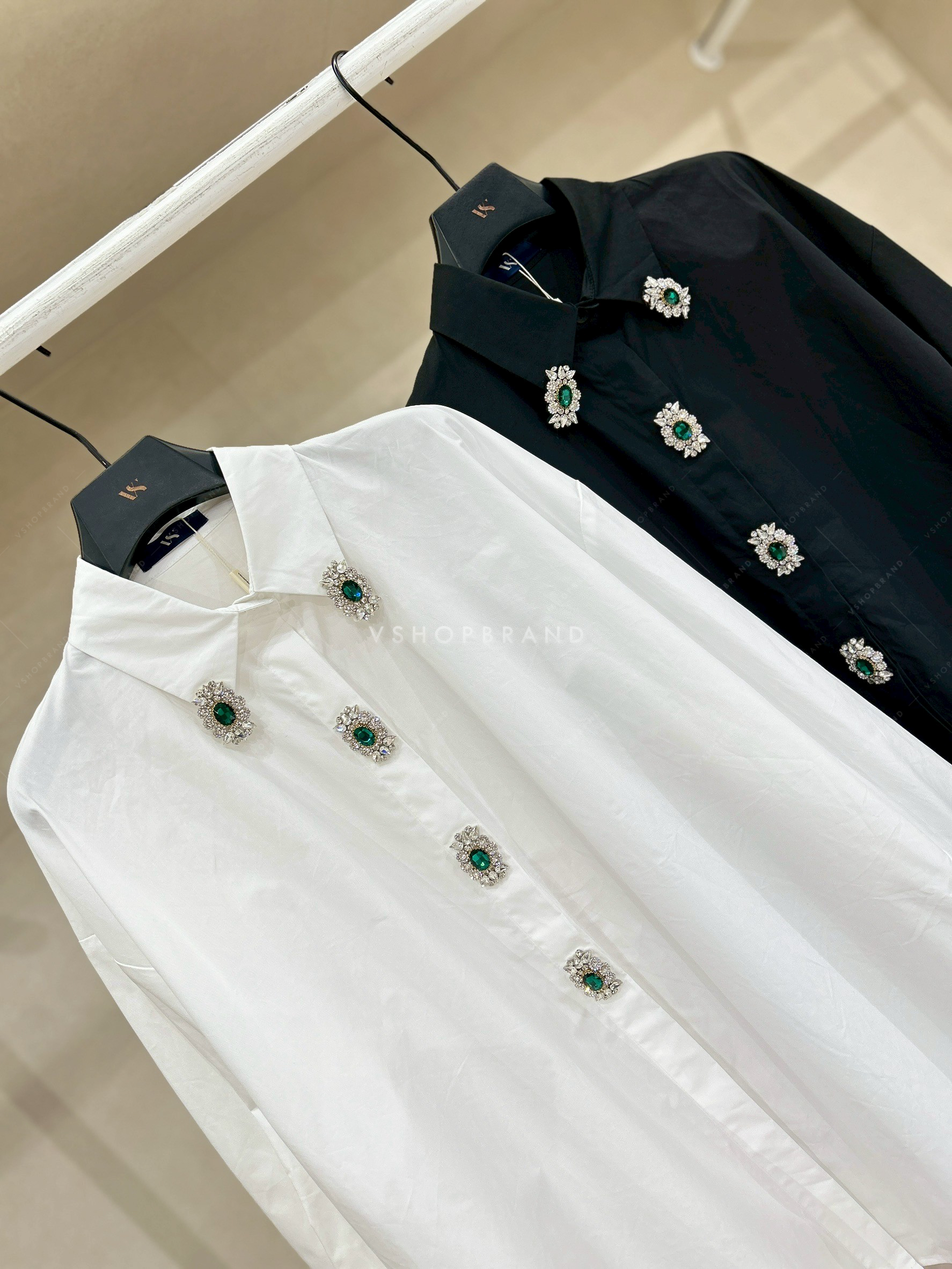 เชิ้ตแขนยาวผ้าพื้นแต่งติดเพชรอัญมณี