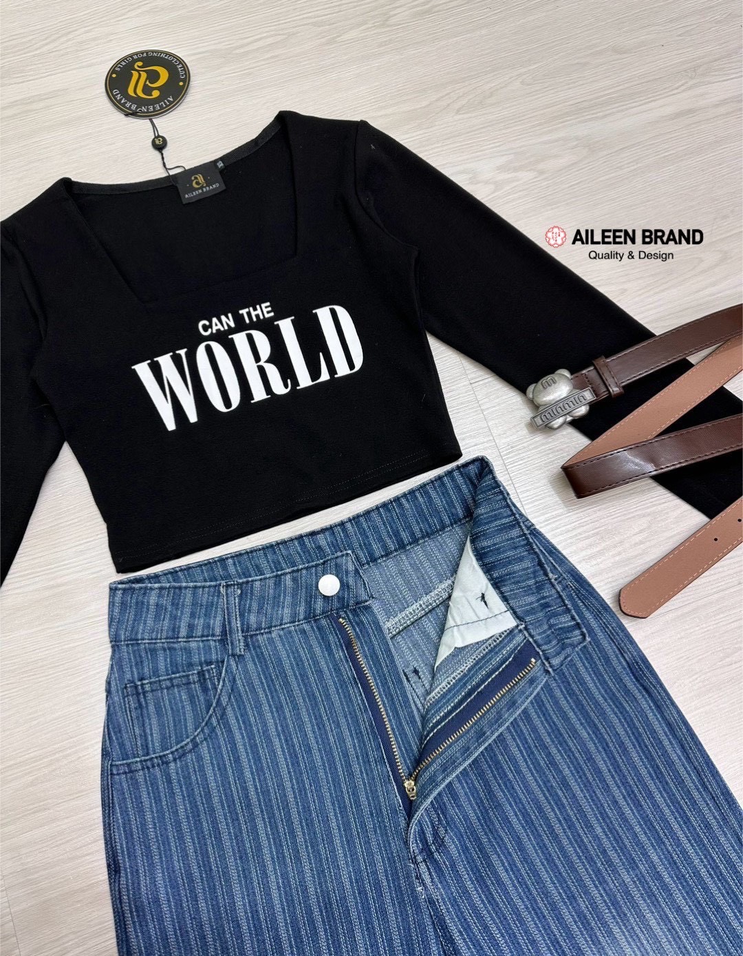 Set 2 ชิ้น เสื้อครอปสีดำแขนยาวทรงพอดีตัว ด้านหน้าสกรีนลายตัวอักษรสีขาว เนื้อผ้านิ่มใส่สบาย มาพร้อมกับกางเกงยีนส์ขายาวสีฟอกแต่งเฟดมีกระดุมและซิปด้านหน้า มีกระเป๋าล้วงทั้งสองข้าง กางเกงทรงกระบอกใหญ่