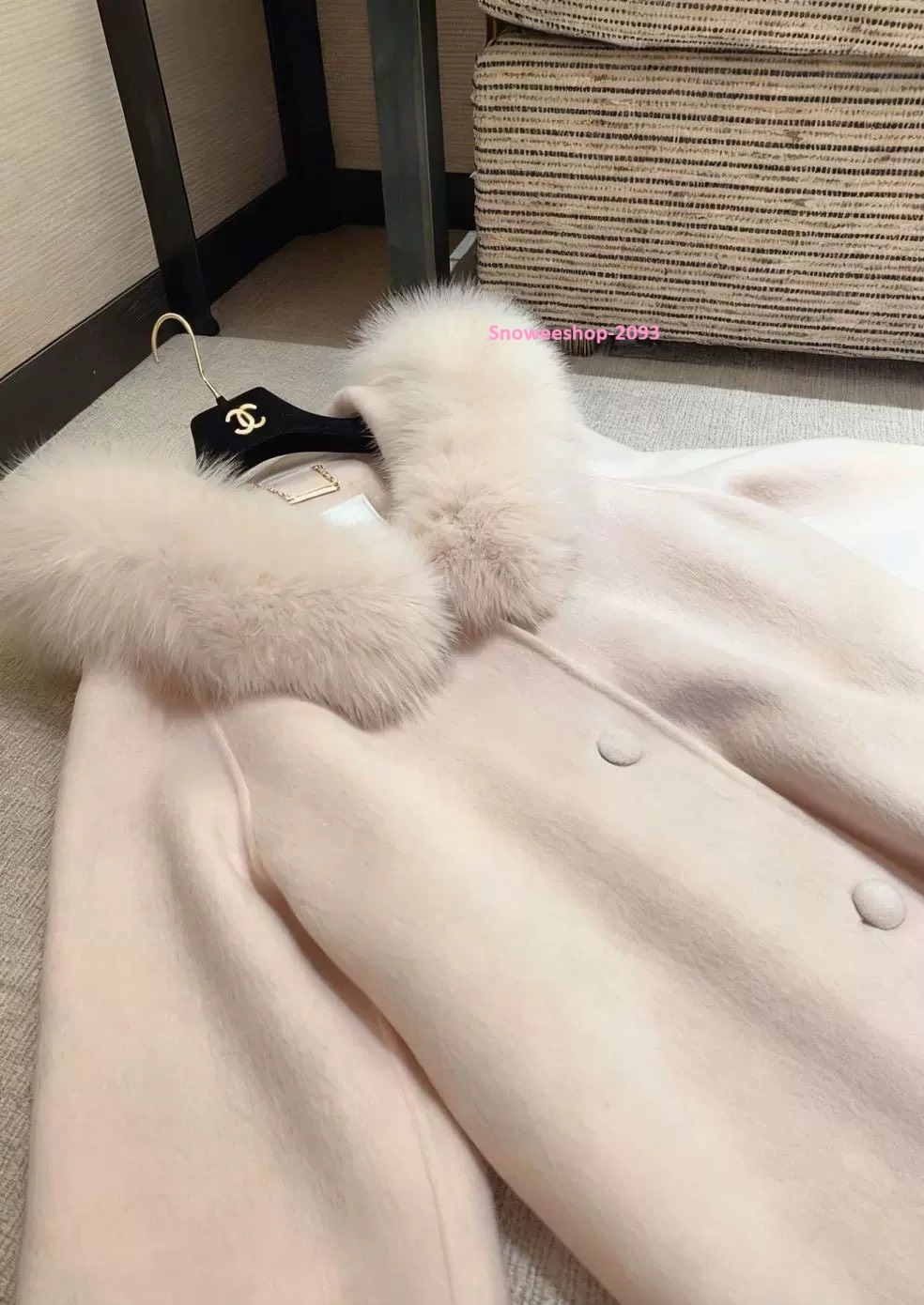 ผ้านุ่มนิ่มมาก ใส่สบายไม่คัน โค้ทขนเฟอร์ตัวนี้คือ ของมันต้องมี สำหรับทริปหน้าหนาว ซับในหนา อบอุ่นจริง ใส่เที่ยวยุโรป เกาหลี ญี่ปุ่น เอาอยู่ มีให้เลือก 4 สีแบบผู้ดีทุกสี