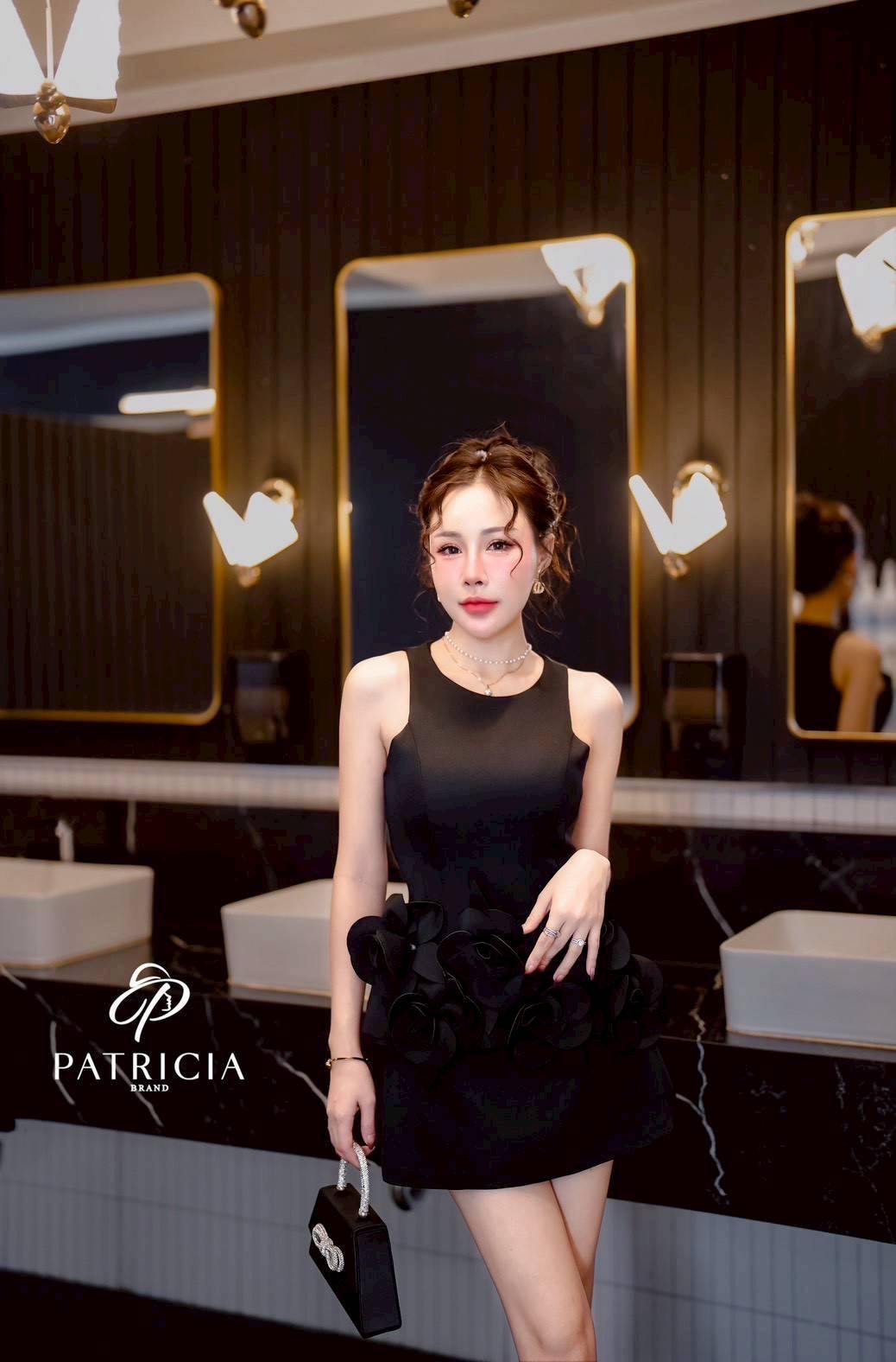 Set 2 ชิ้น เสื้อ+กระโปรง เซ็ทนี้ตะโกนเลยว่า ผ้าดีมากกก!!! ตัวเสื้อเป็นทรงเเขนกุด เป็นงานซิปหลัง ด้านในมีฟองน้ำอย่างดี เเละมีดอกไม้ใหญ่ๆ