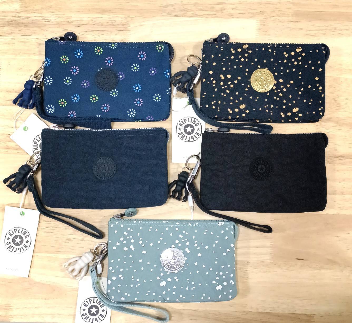 กระเป๋าคล้องมือคิปลิ้งค์ขนาด 7.5 นิ้ว จุของได้เยอะ Kipling Creativity Large Pouch